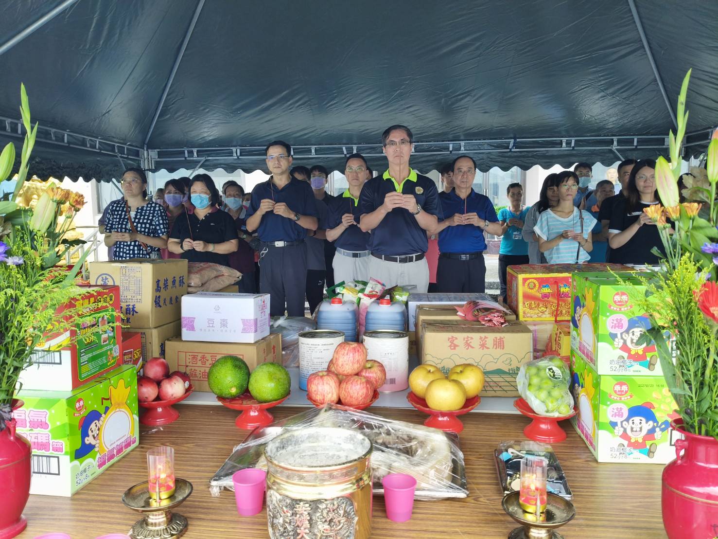 圖1:家主任李秦強(圖中)率全體職員工中元普渡祭祀