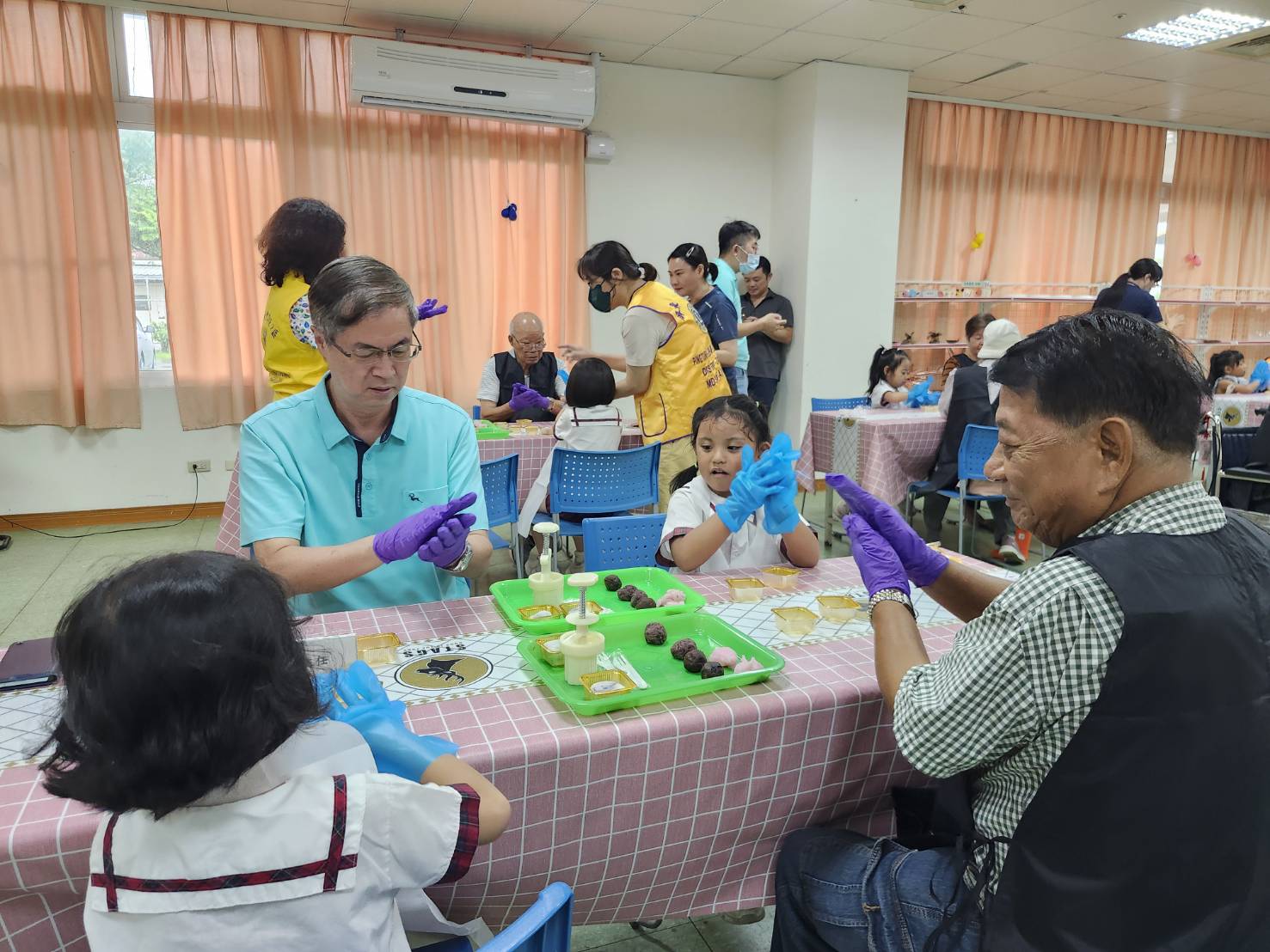 圖2:家主任李秦強(圖左)與幼兒園一起動手製作冰心月餅,在交流互動中享受歡樂的中秋時光。