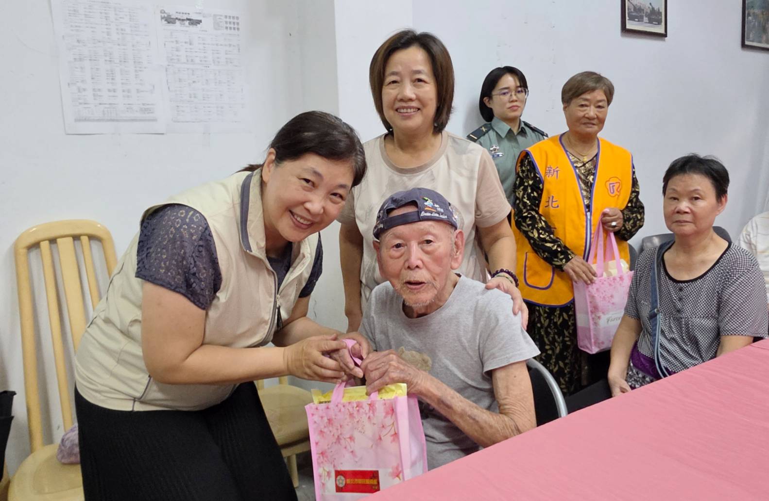 ▲新北市榮服處總幹事吳曉慧(左一)逐一向榮民前輩致意,並向長輩們祝福中秋佳節愉快。/新北榮服處提供。