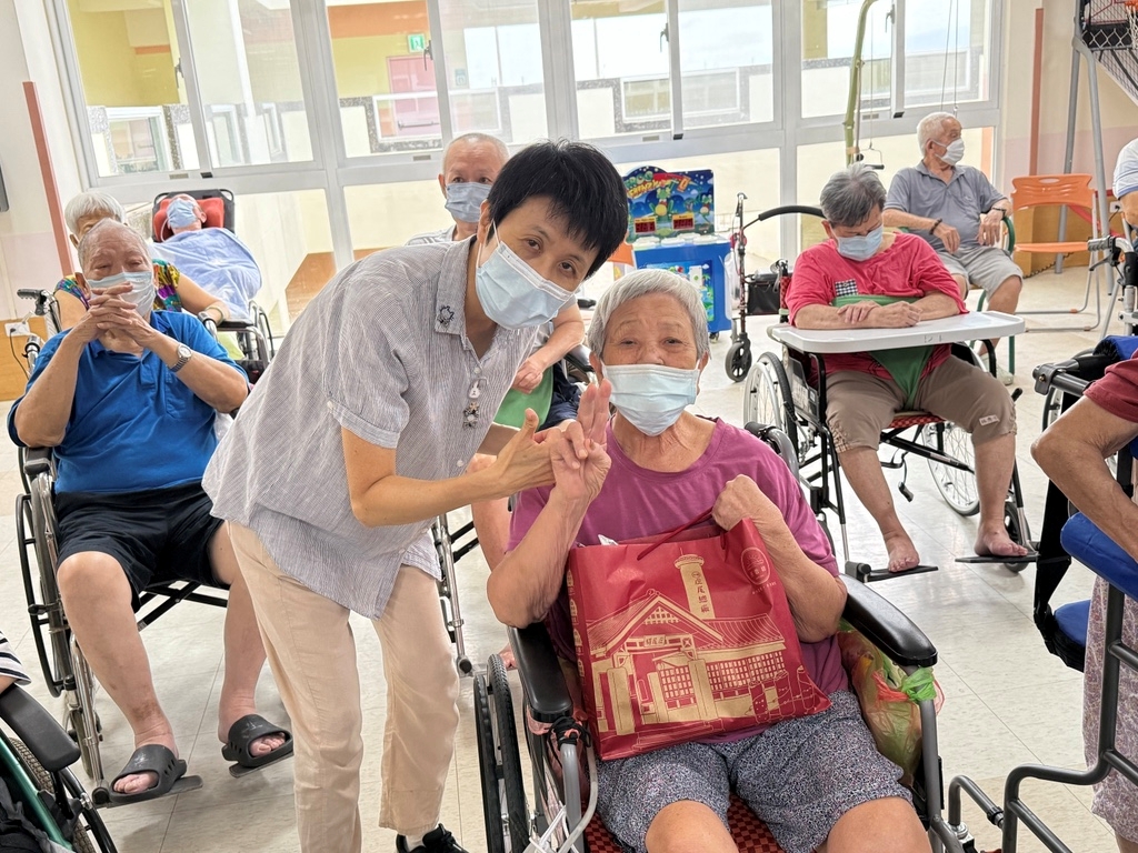 副主任(左)頒獎給住民