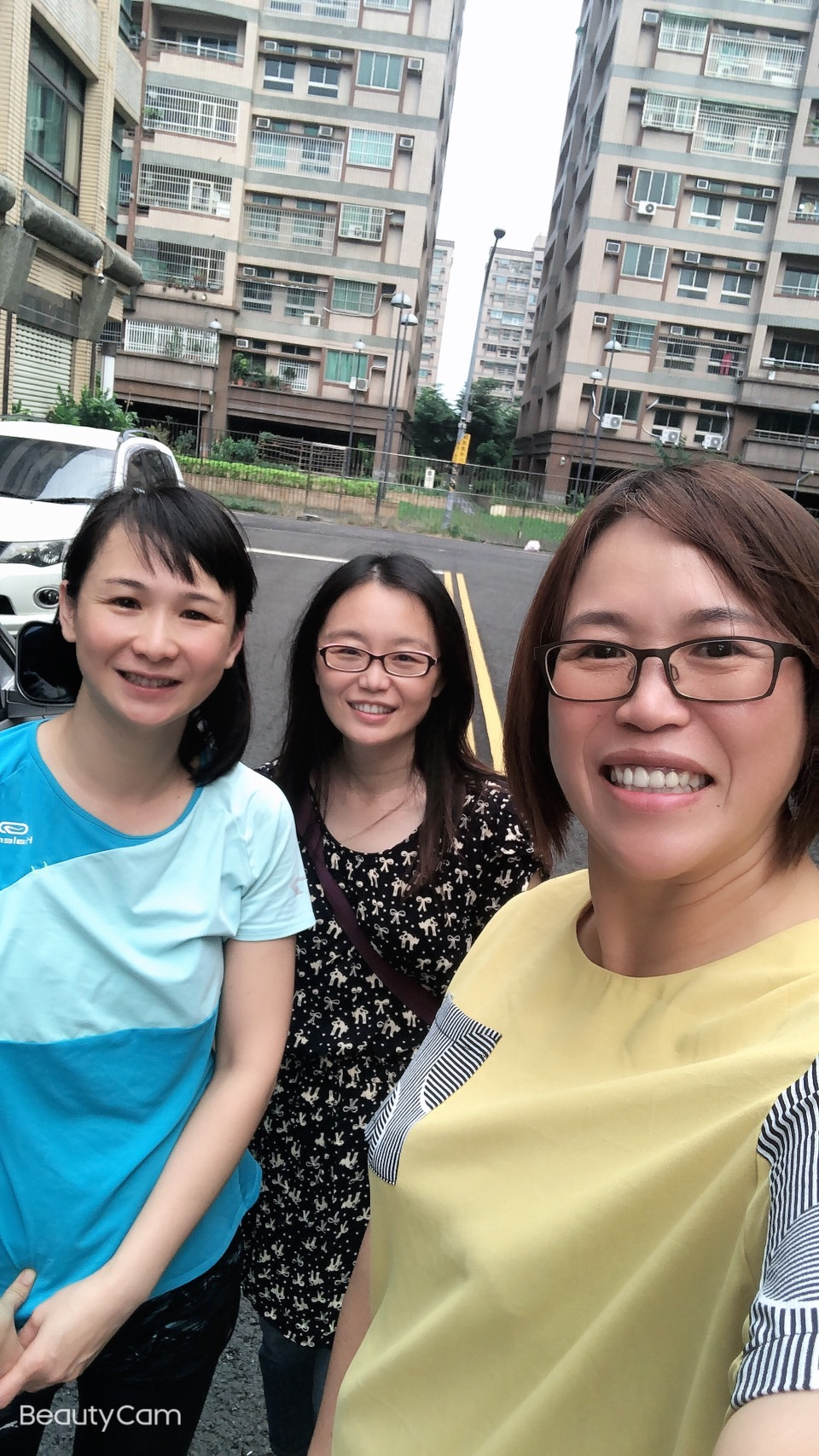 圖說:徐佩滿小姐(左方)協助朋友房屋買賣建議。
