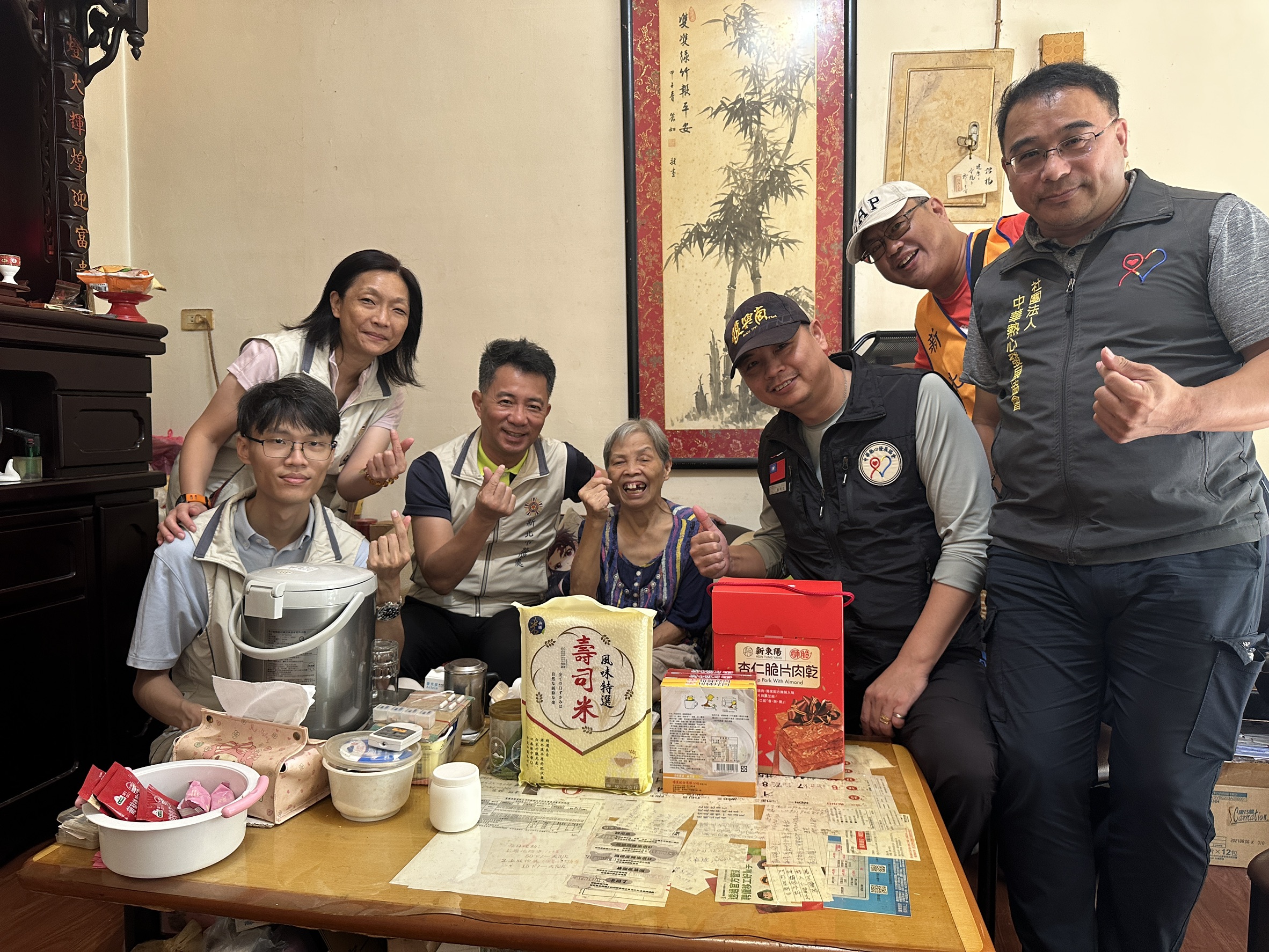 ▲新北市榮民服務處處長陳立中(左三)與中華熱心發展協會理事賴明宏(右三)、副秘書長王豊博(右一)致贈秋節慰問物資給陳奶奶。/新北市榮民服務處。