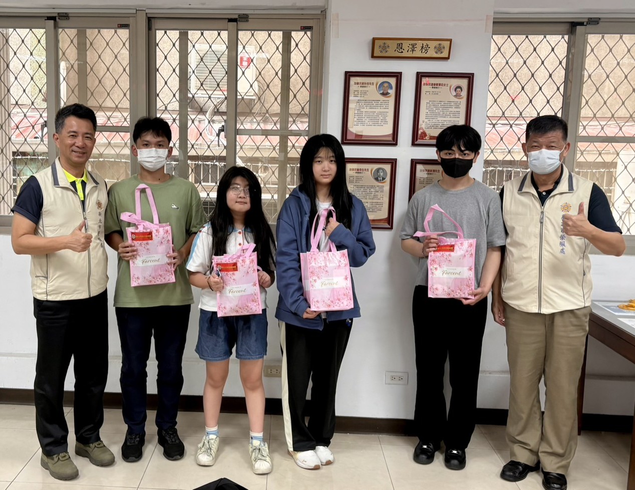 ▲新北市榮民服務處處長陳立中(左一)與副處長楊懷(右一)致贈精美文具禮包予向學子女合影。/新北市榮民服務處。