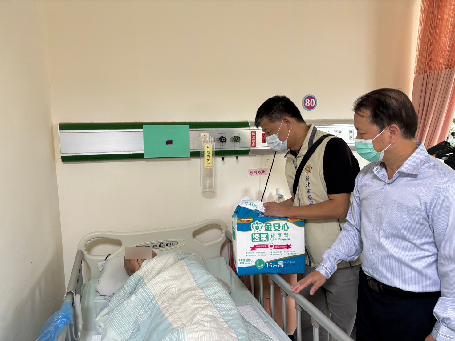 ▲副處長楊懷博(中)與臺北榮總桃園分院社工室主任林吉勝(右)一同慰問榮民長輩。/新北市榮服處提供。