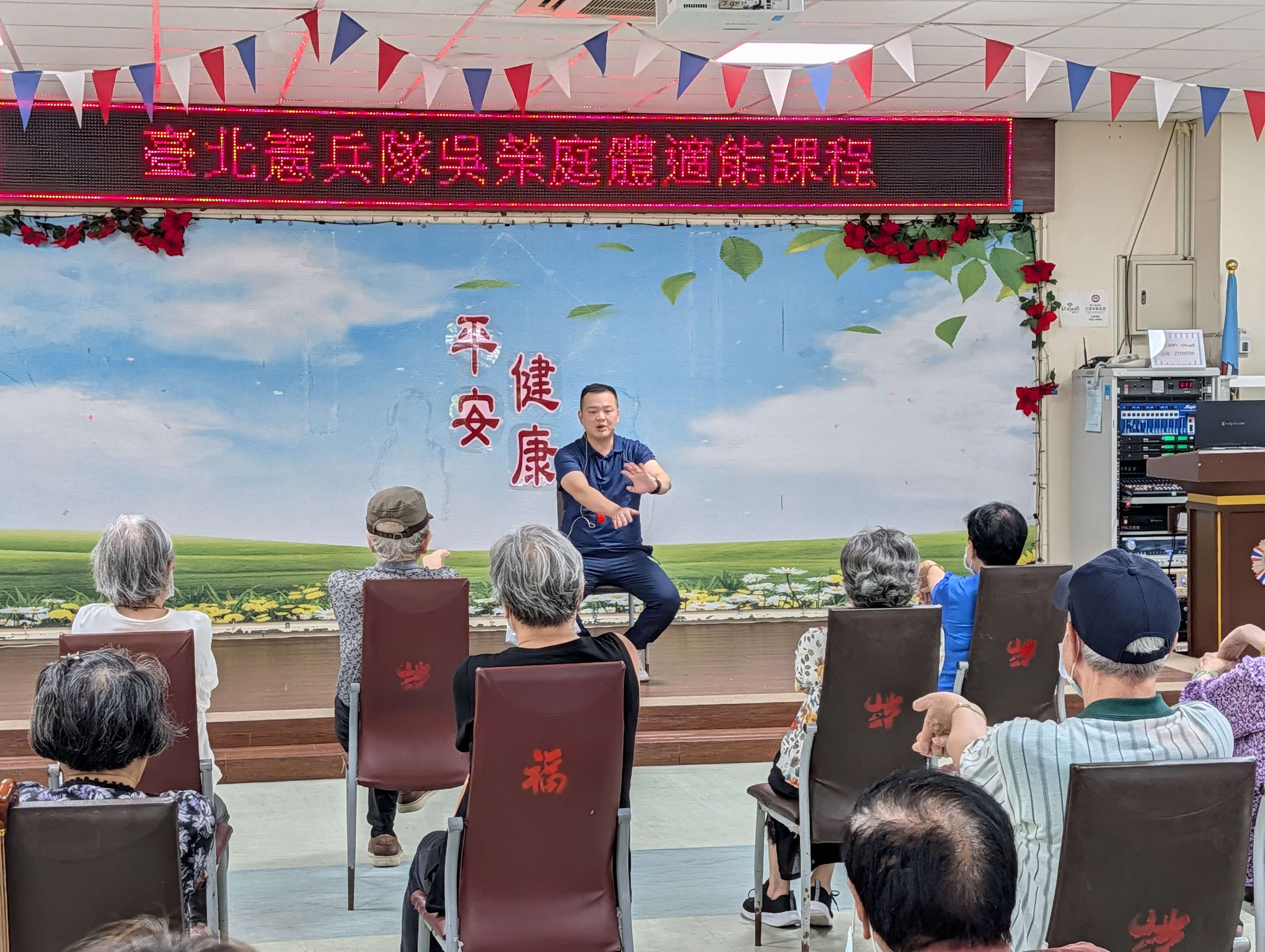 吳榮庭老師透過彈力帶與階梯繩帶動板橋榮家長輩挑戰自我！
