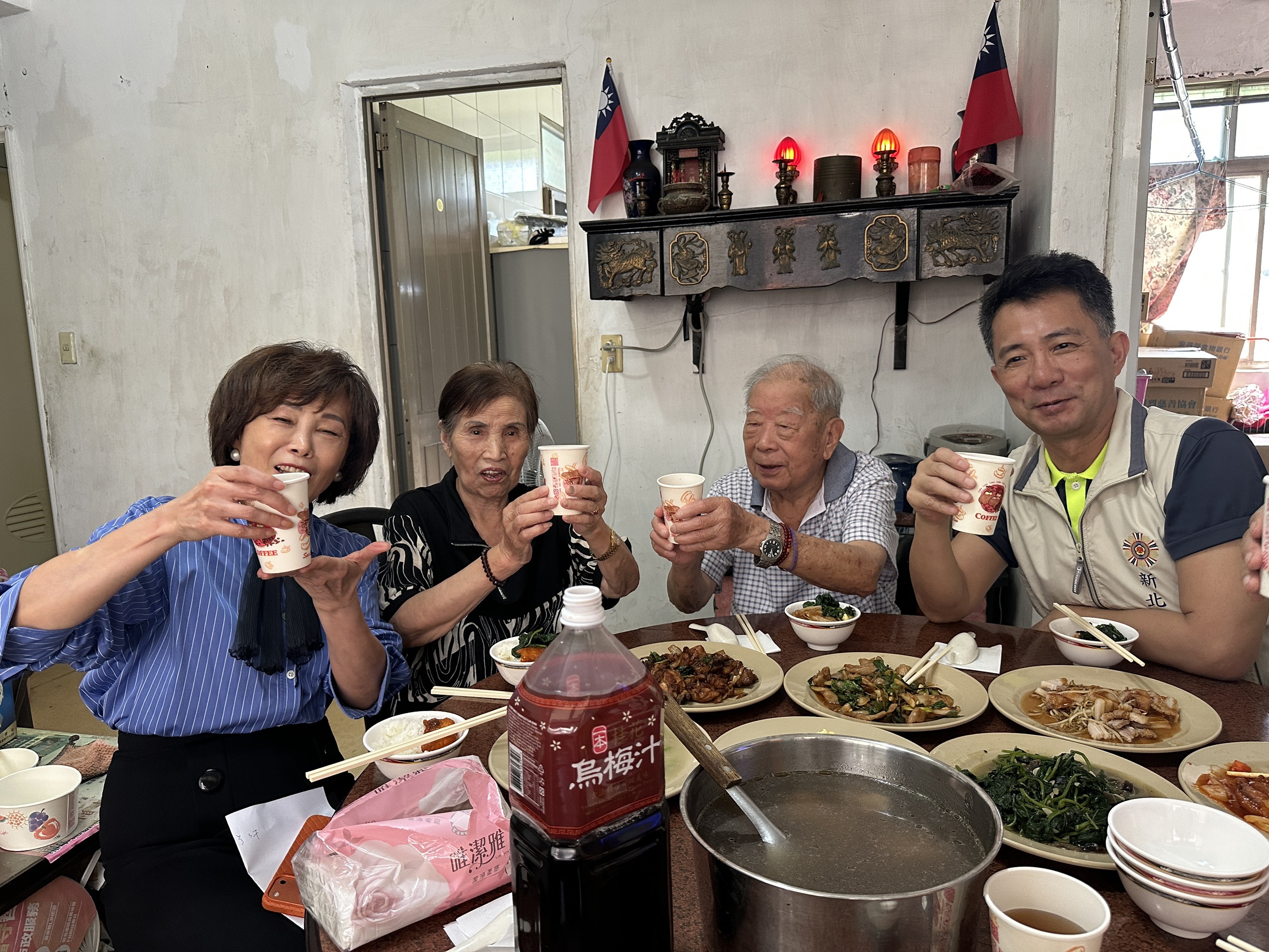 暖心相聚新北榮服處與板橋榮家家宴 陪伴百歲榮民共享幸福時光