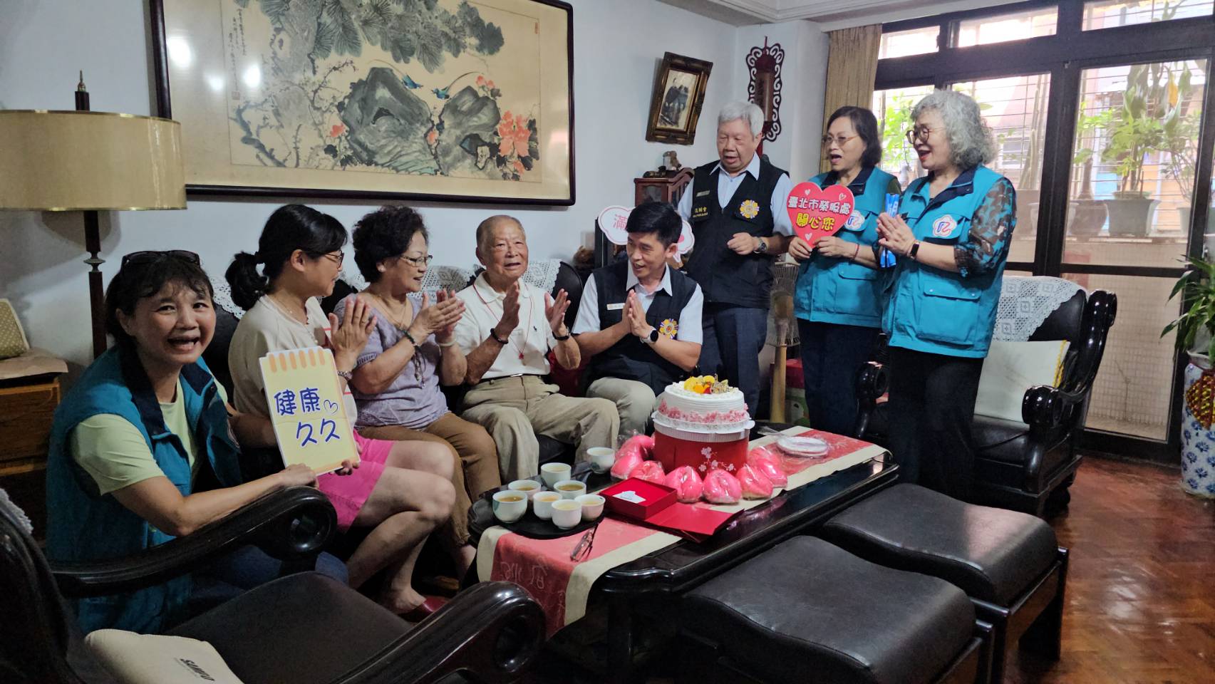 臺北市榮服處百歲賀壽 歡慶士林區馮爺爺嵩壽