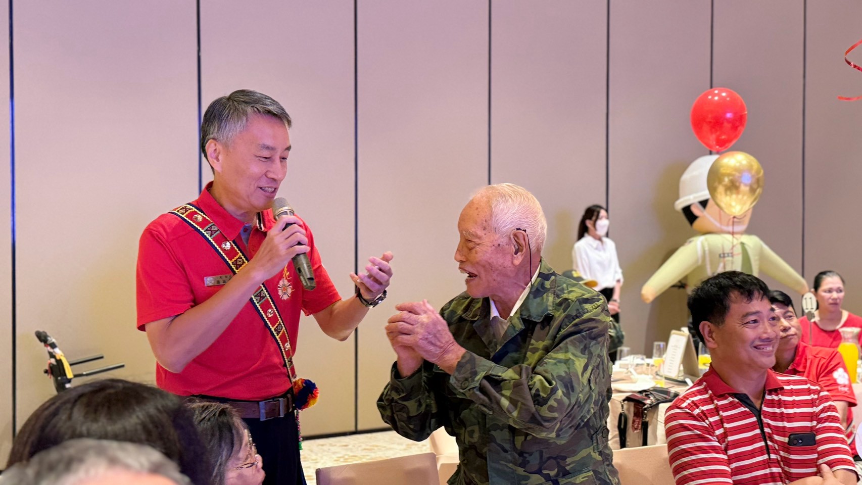 現場由蕭處長(左)介紹百歲榮民~夏宗澤伯伯(右)感謝一生守護家國