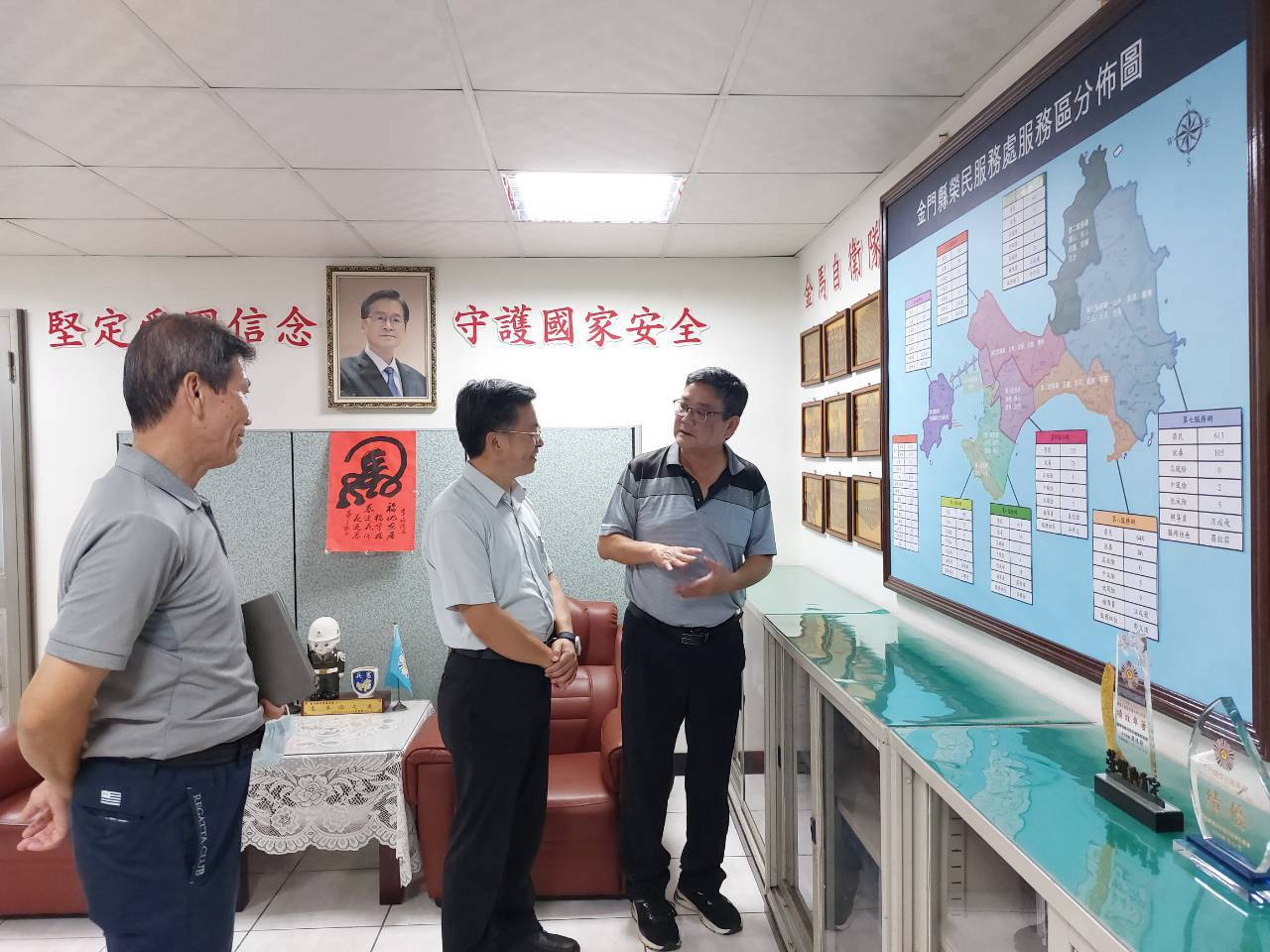 圖一本處劉信義處長(右)向金門縣政府政風處陳煌興處長(中)說明金門地區榮民及眷屬服務現況
