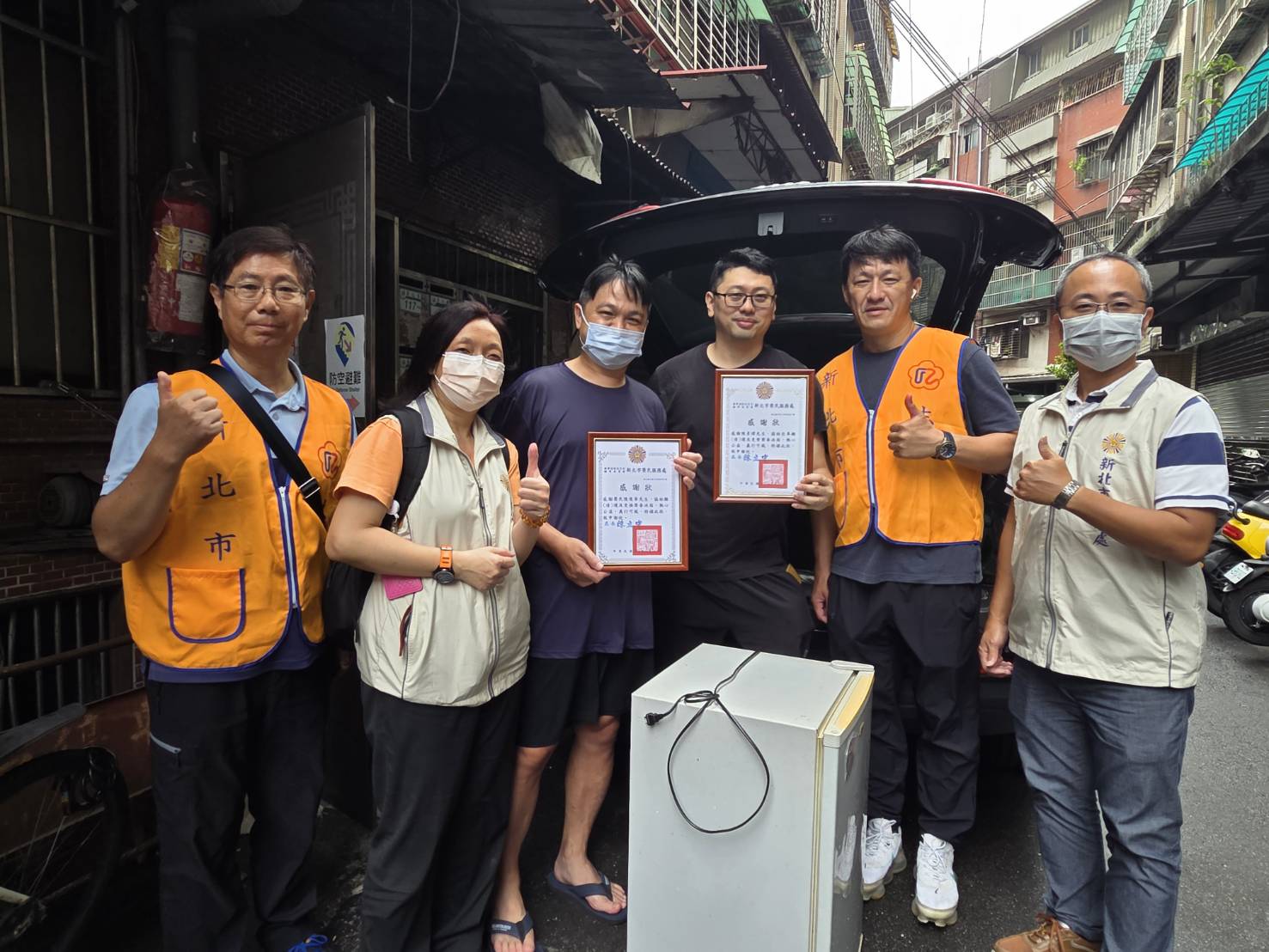 ▲新北市榮服處服務組王玟琳組長(左2)率代理輔導員陳秉豐(右1)及中和西區社區組長潘江河(左1)及李宏鳴(右2),代表本處致贈退役榮民陳俊華(右3)及志願役士兵退伍陳彥瑋(左3)感謝狀。/新北市榮服處