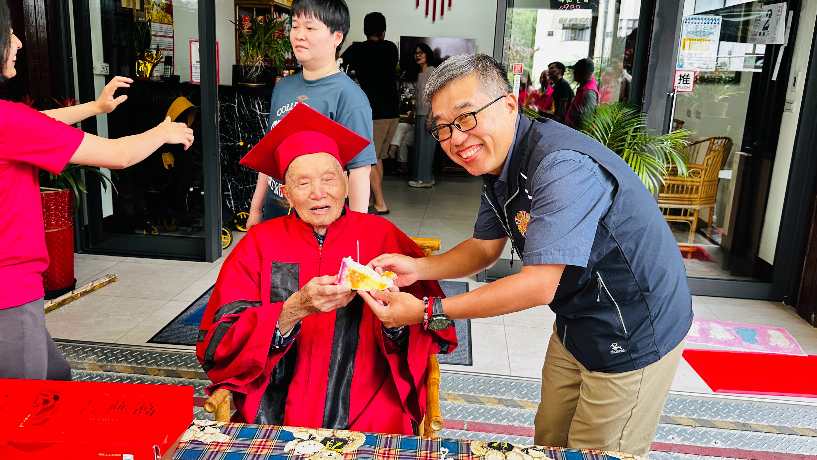 榮民人瑞黃爺爺歡度101歲嵩壽 南投縣榮民服務處溫馨祝賀