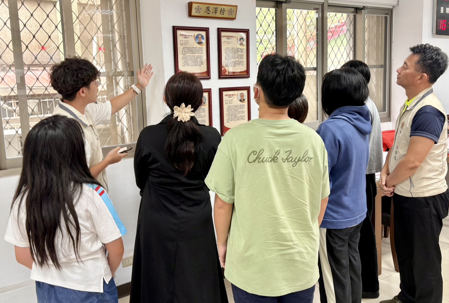 ▲處長陳立中(右一)與向學子女及眷屬代表一同瞻仰恩澤榜,聆聽工作人員講述四位榮民先進一生故事與無私大愛。/新北市榮民服務處