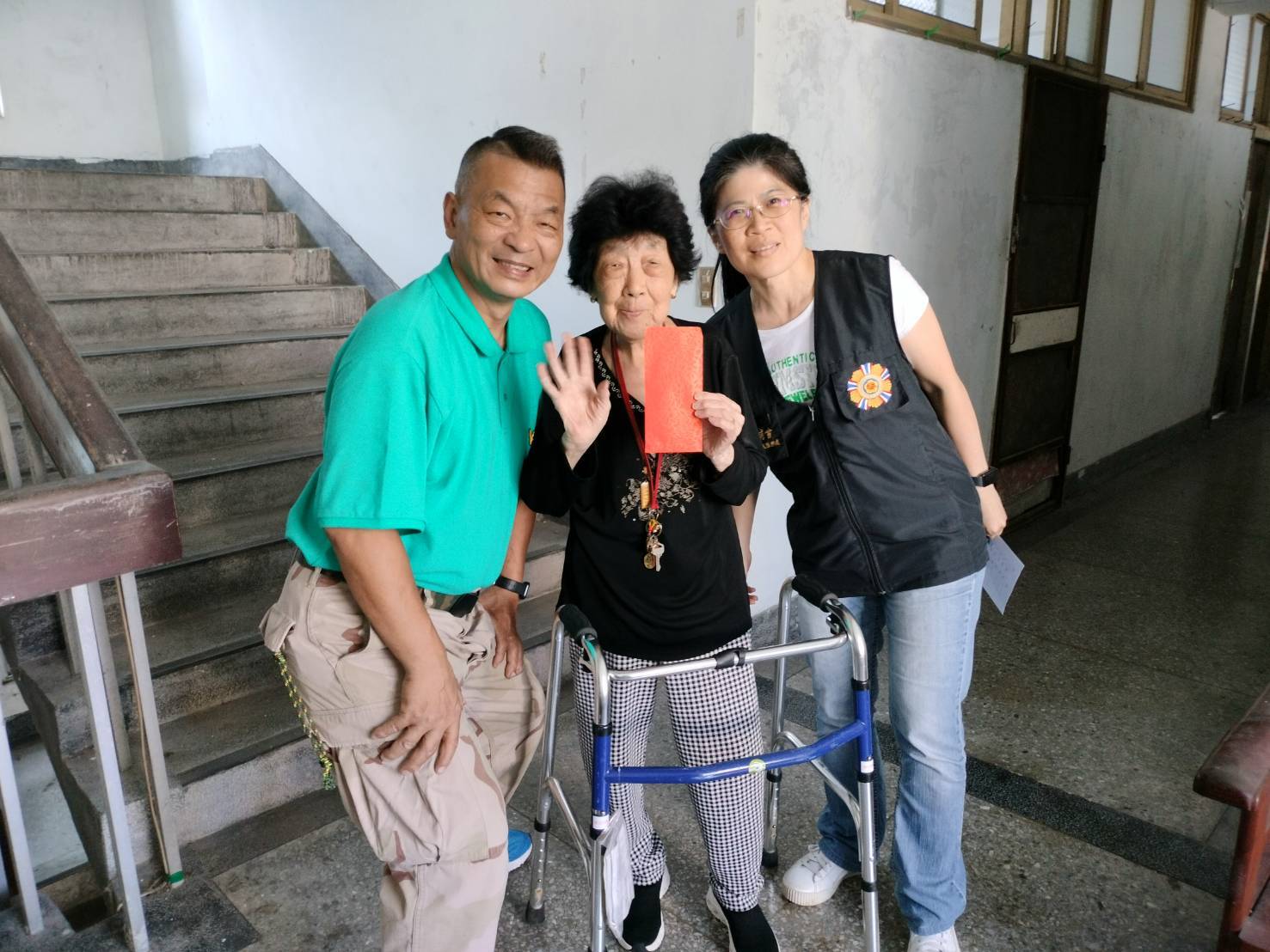 中秋送暖月圓傳情 士官團關懷榮民眷