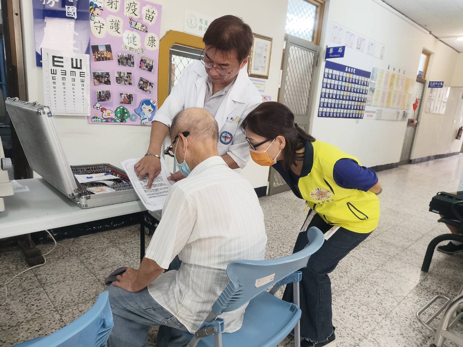 驗光師仔細幫住民配鏡