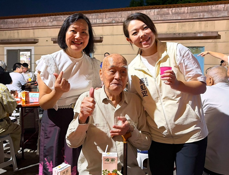 圖2 高市長與白主任與103歲榮民黃爺爺合影