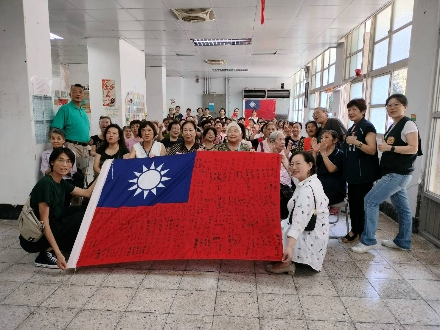 中秋送暖月圓傳情 士官團關懷榮民眷