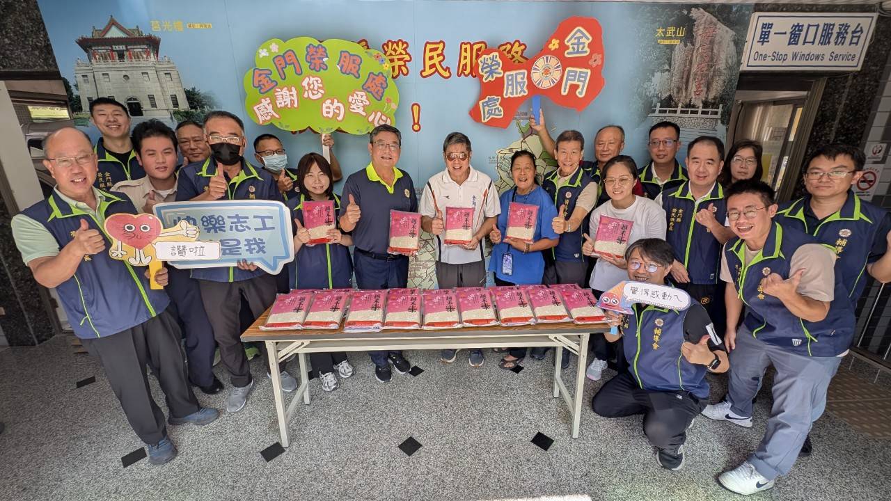 圖二信義新村社區發展協會王永仁理事長(中)捐贈普渡白米並讚許榮服處服務照顧很周到