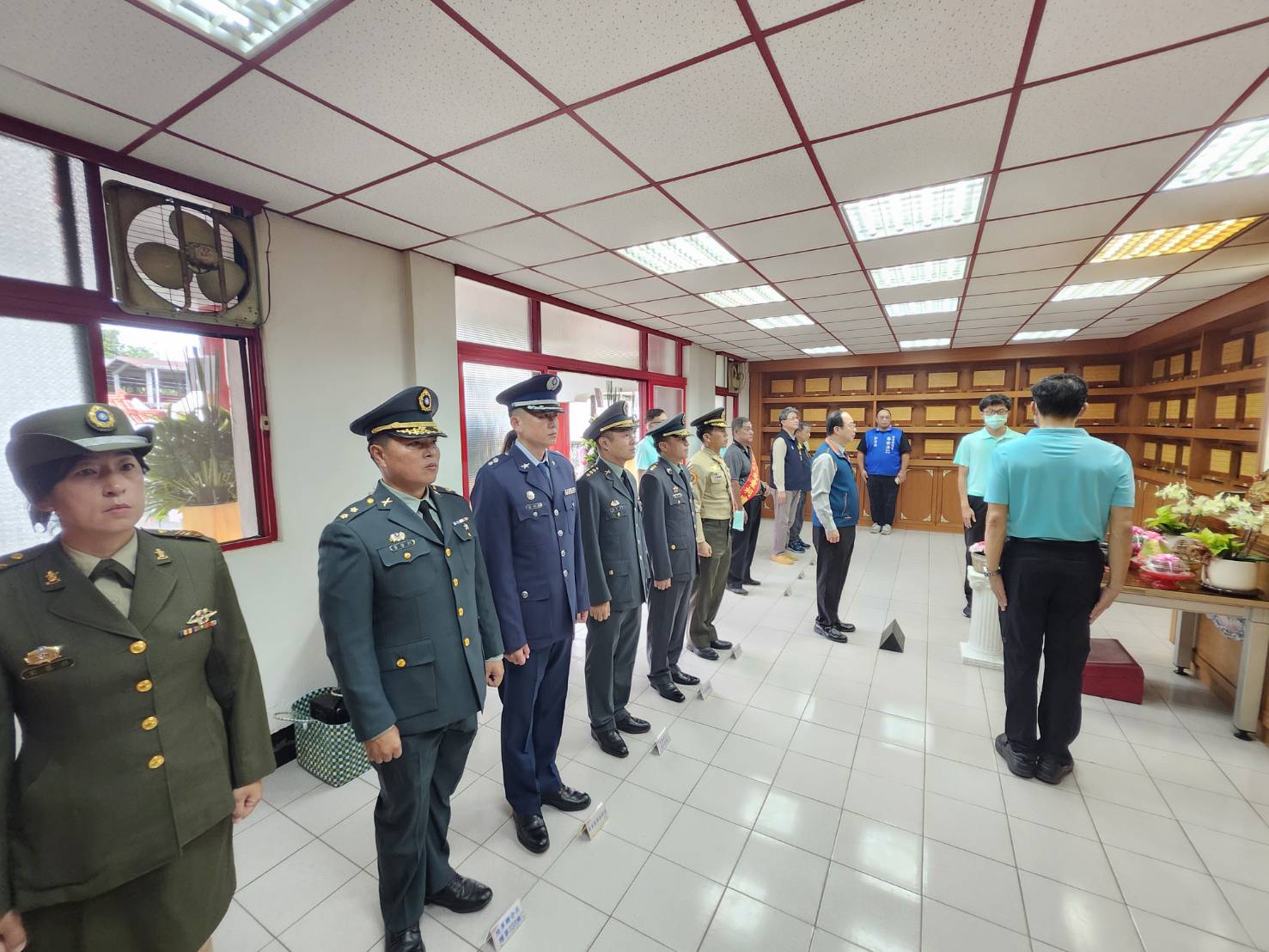 圖2副主任王國能(圖中) 率軍方代表、地方議員與建興村村長等貴賓共同祭祀