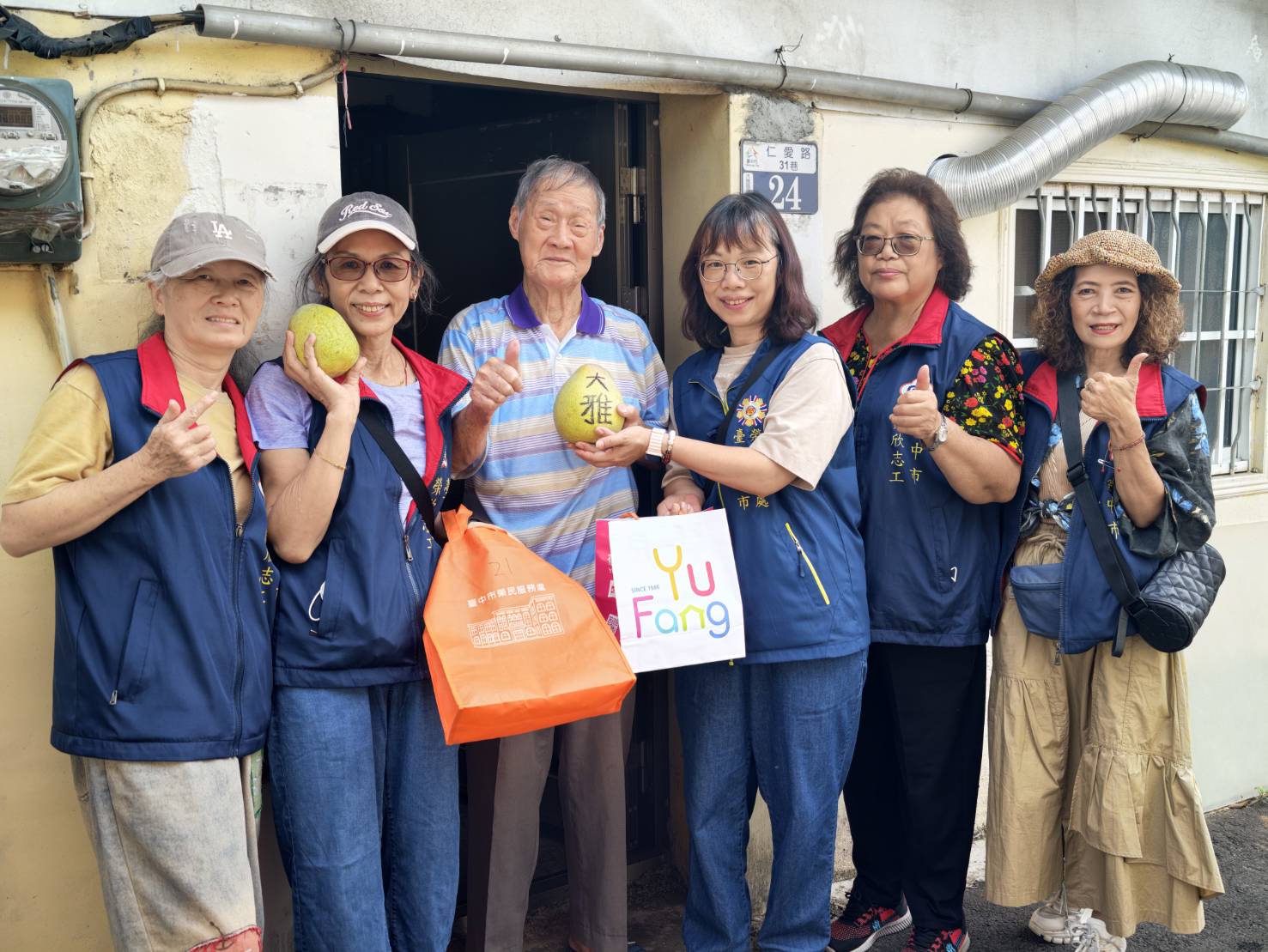 天慧慈善堂贈麻豆文旦　臺中市榮服處傳遞中秋祝福