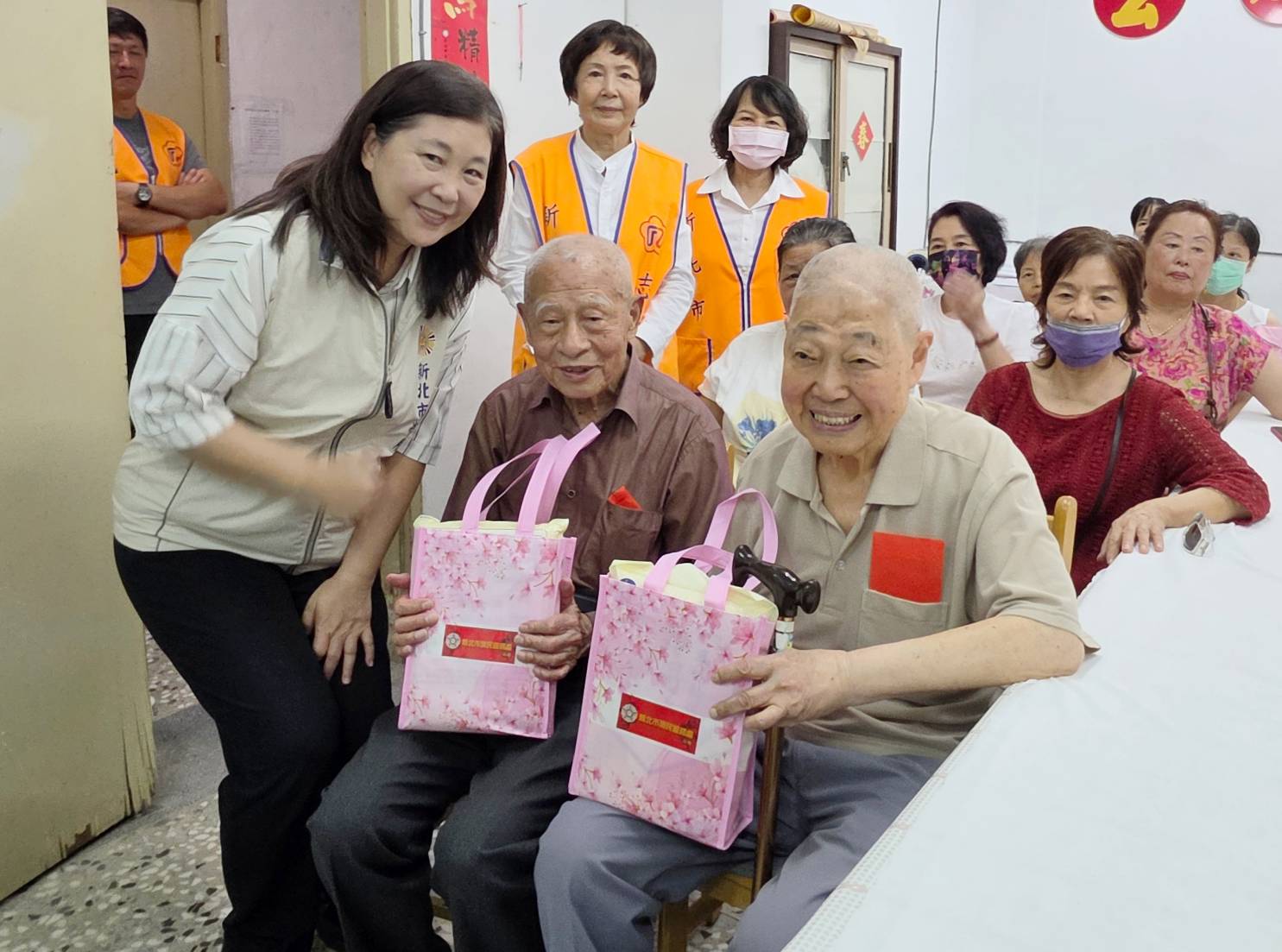 ▲新北市榮服處總幹事吳曉慧(左)致贈慰問品給退舍榮民長輩。/新北榮服處提供。