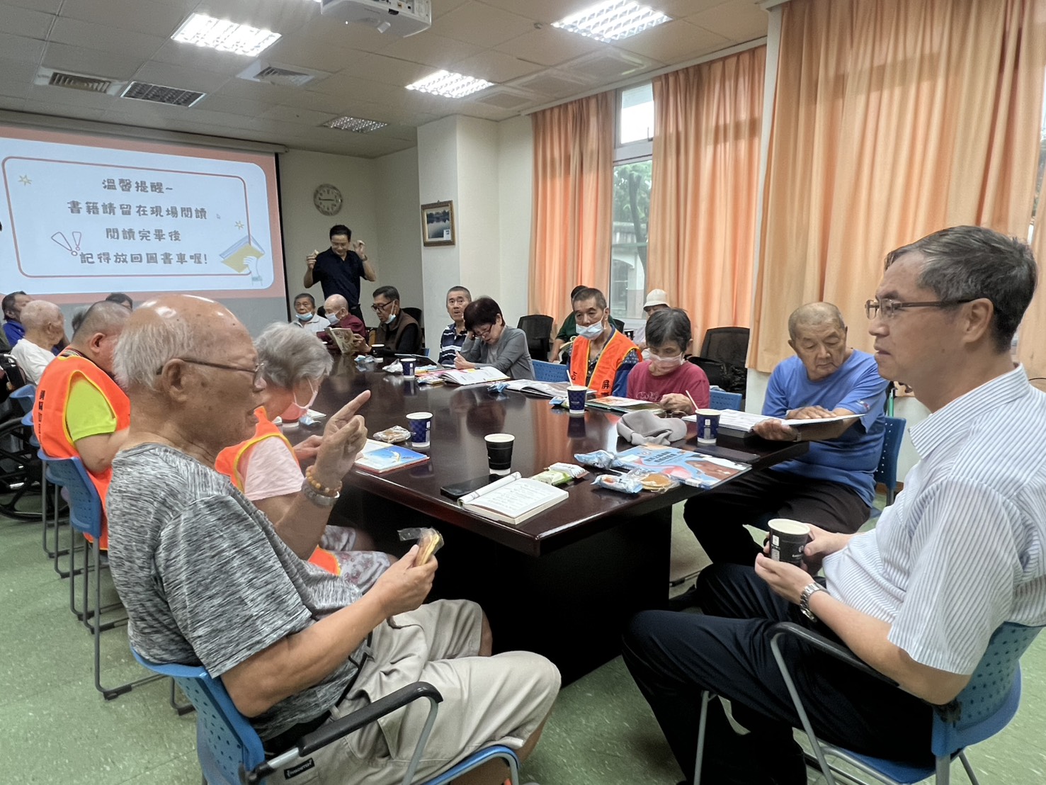 圖4:家主任李秦強(右)與住民鄒伯伯書香中對談