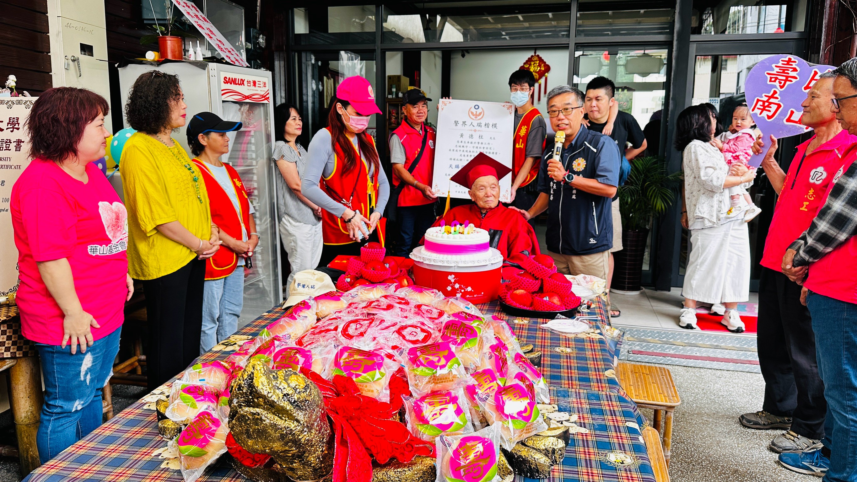 榮民人瑞黃爺爺歡度101歲嵩壽 南投縣榮民服務處溫馨祝賀