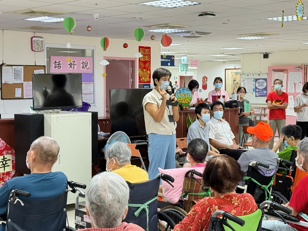 保健組組長向住民宣導本家醫療資源