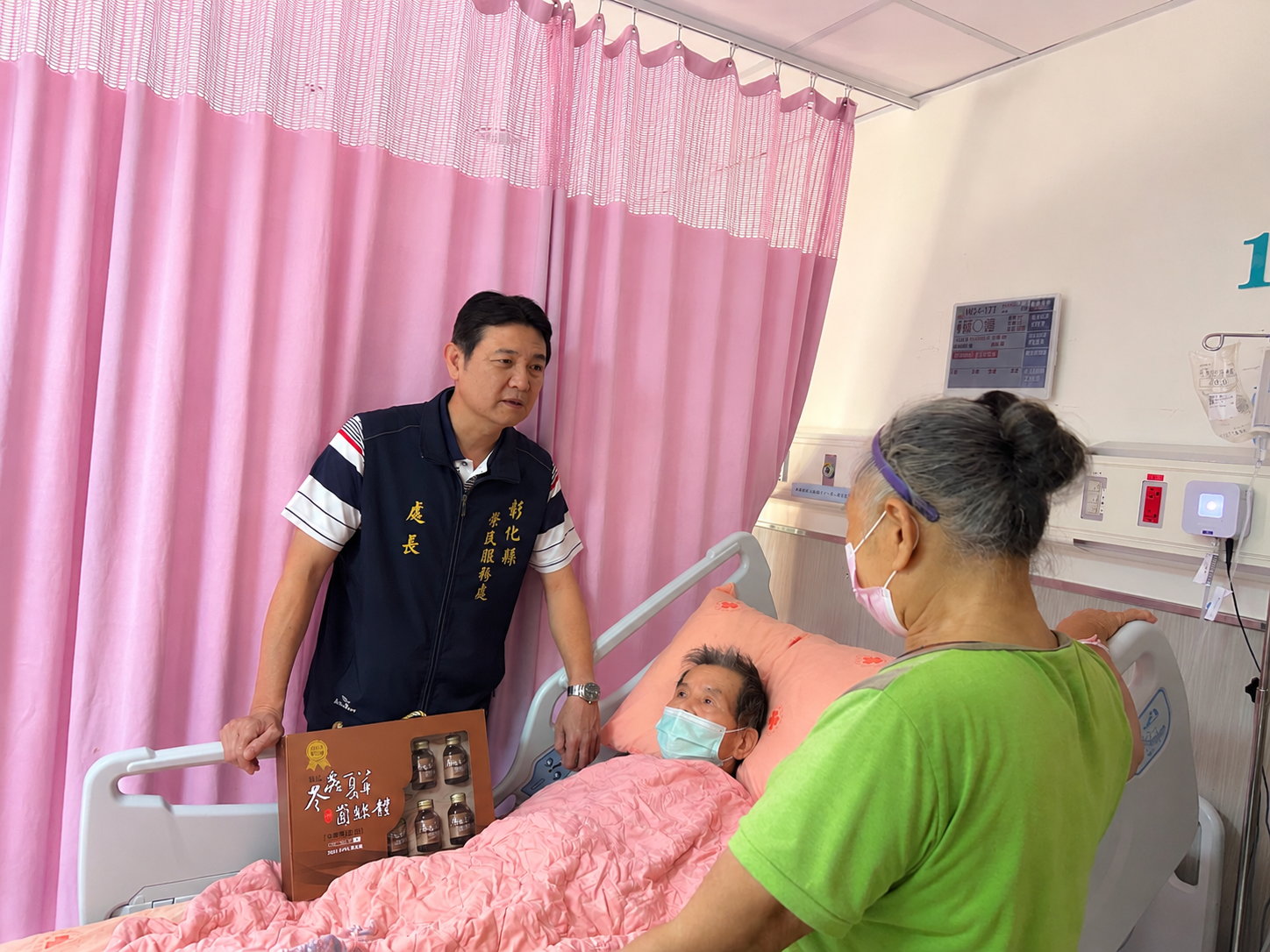 彰化榮服處秋節送暖 邱文俊處長赴中榮慰問住院榮民眷2
