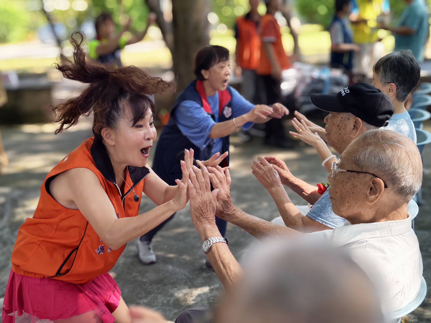 陸海空軍相互關懷協會董麗華特助(左1)擔任活動主持人與榮欣志工陪同長輩一起團康律動