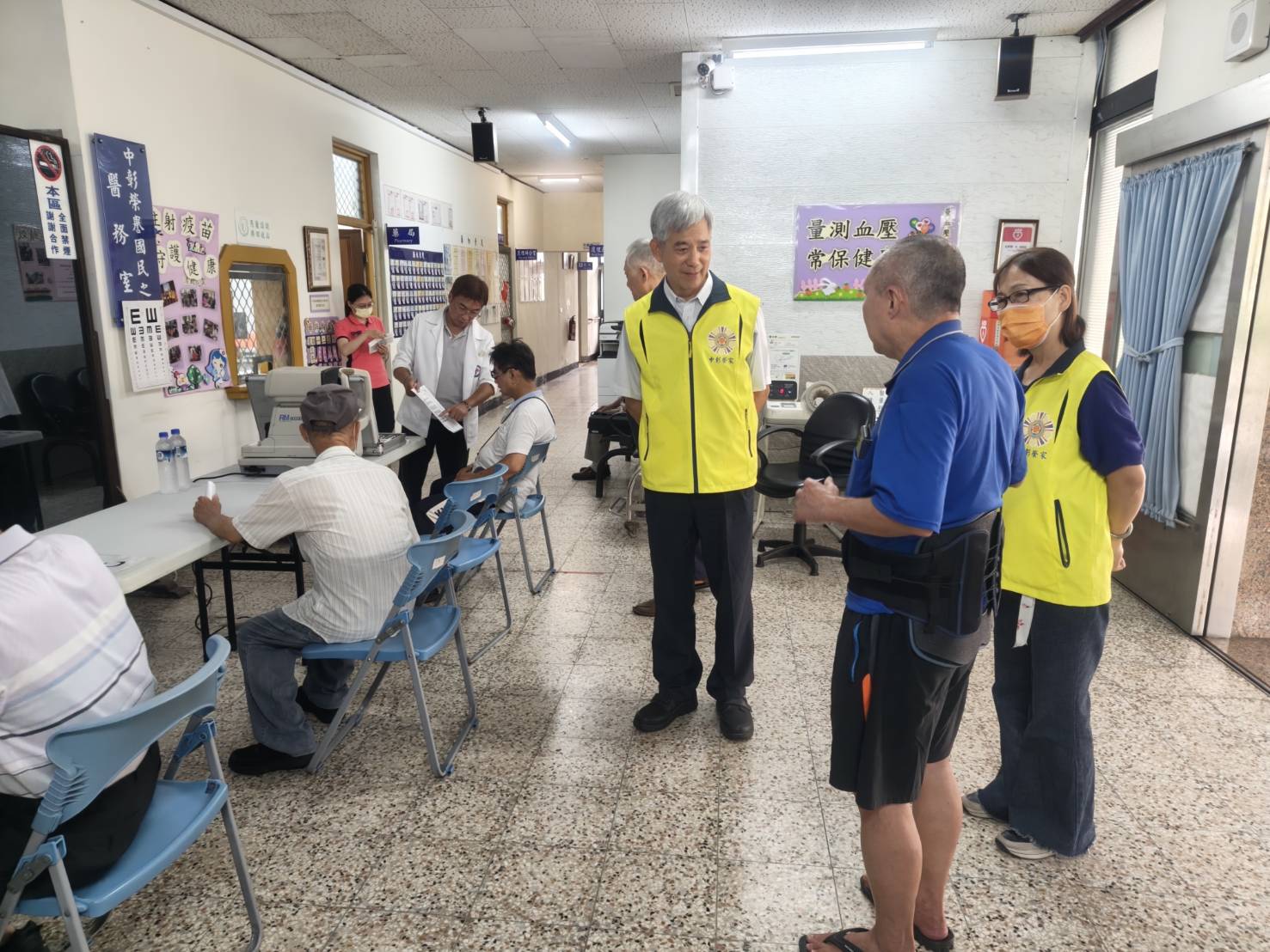 家主任關心住民驗光配鏡情形