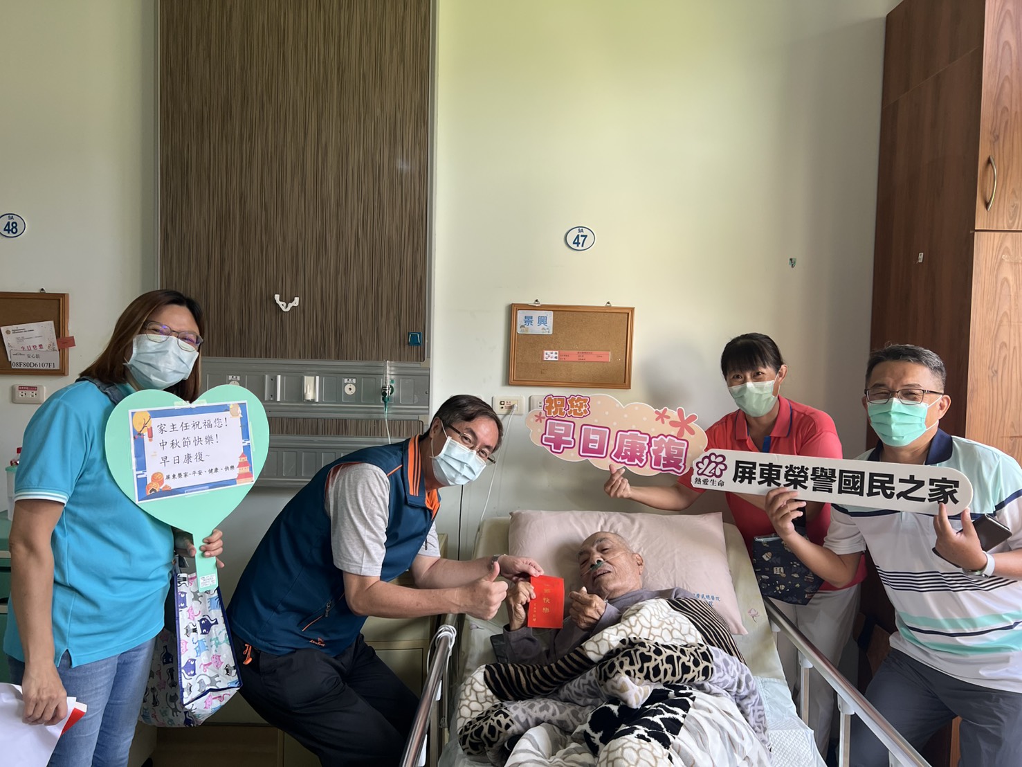 圖2:收到紅包,榮民長輩感受到家主任李秦強(左2)暖暖的關懷