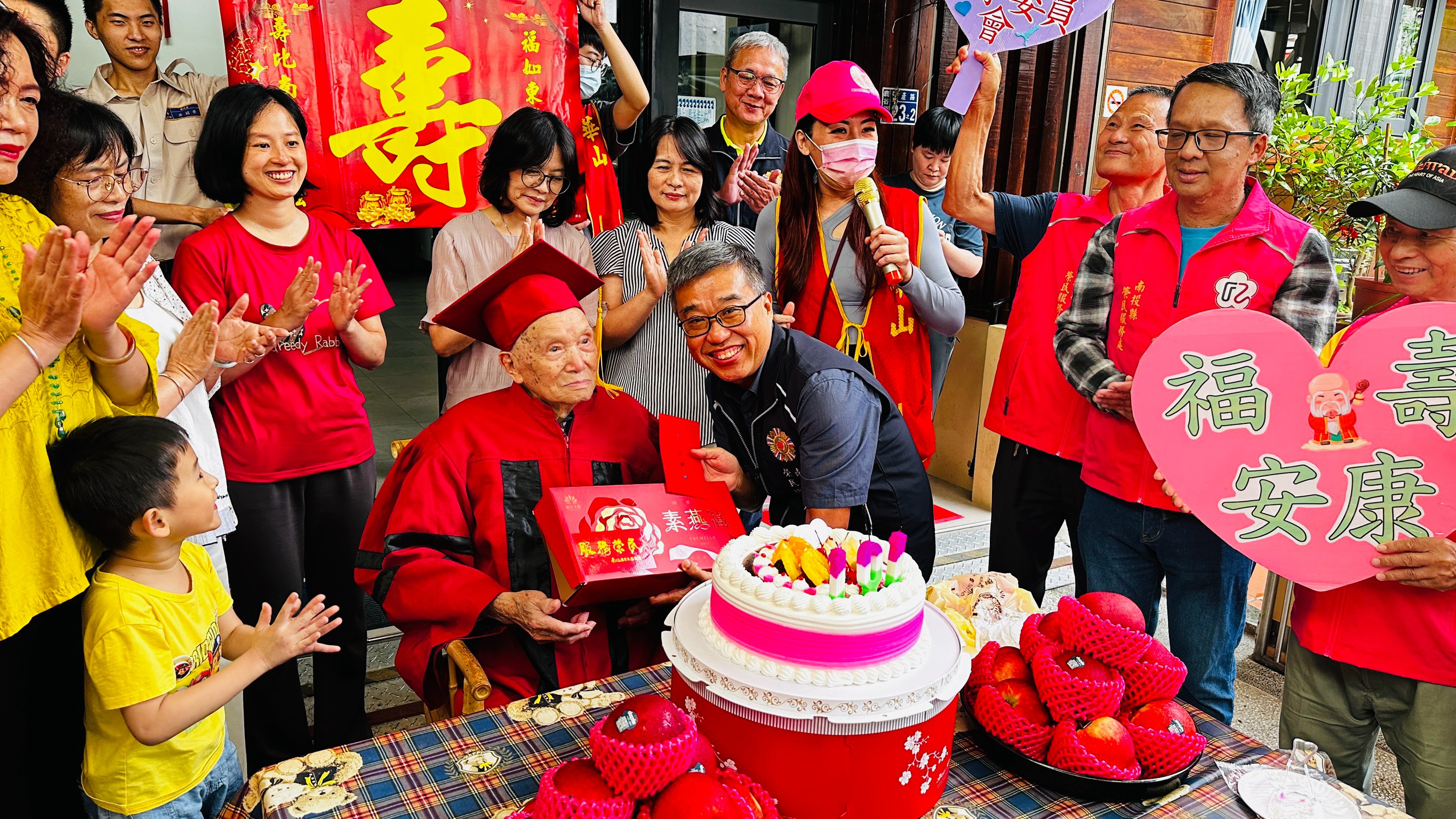 榮民人瑞黃爺爺歡度101歲嵩壽 南投縣榮民服務處溫馨祝賀