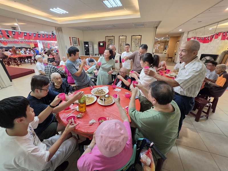 家屬陪伴長輩住民,共襄盛舉慶中秋。