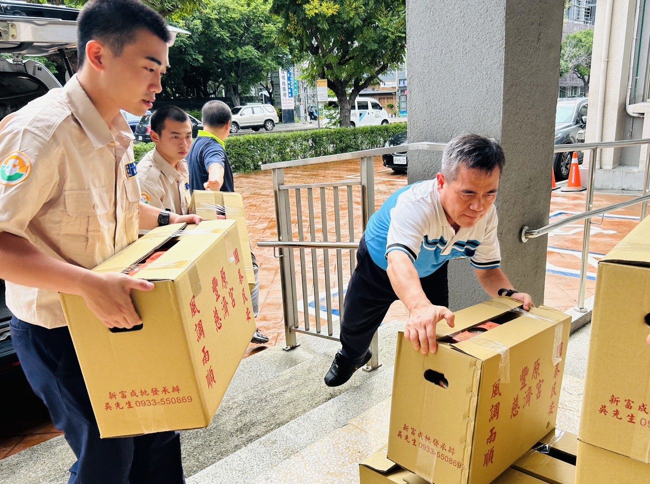 臺中榮服處服務組林組長(中)率替代役及本處職員工協助搬運物資