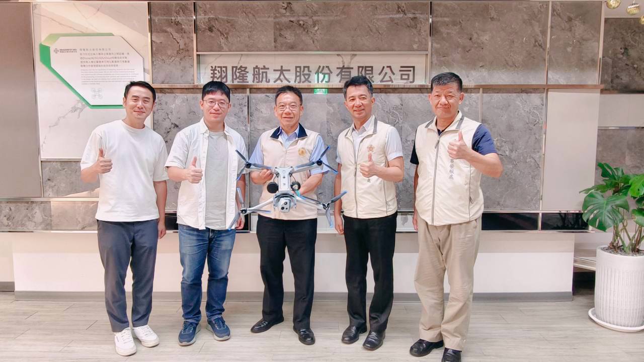 ▲輔導會就學就業處李建學專門委員(中)、新北市榮服處陳立中處長(右2)與翔隆航太股份有限公司李奕儒執行長(左2)及雙方代表於無人機前共同合影,期盼深化合作,拓展退除役官兵就業機會。/新北市榮服處提供