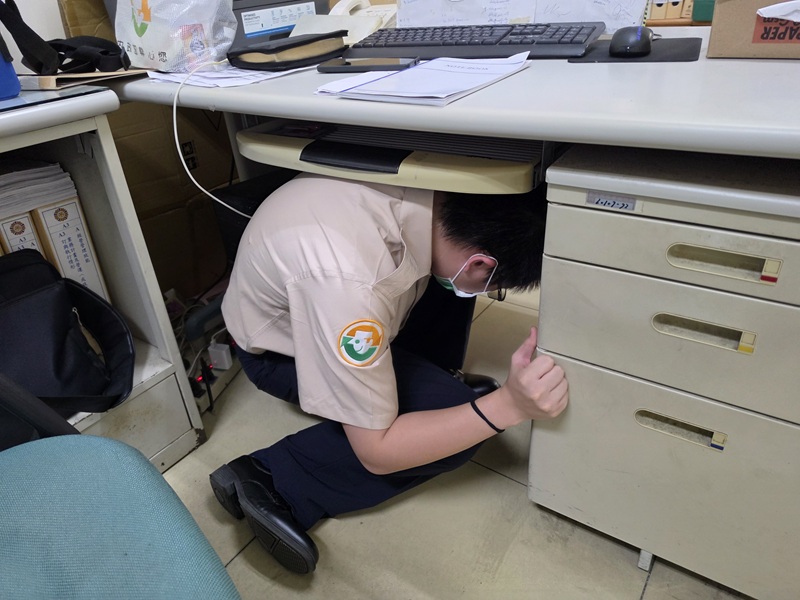 圖3役男實操地震避難姿勢。