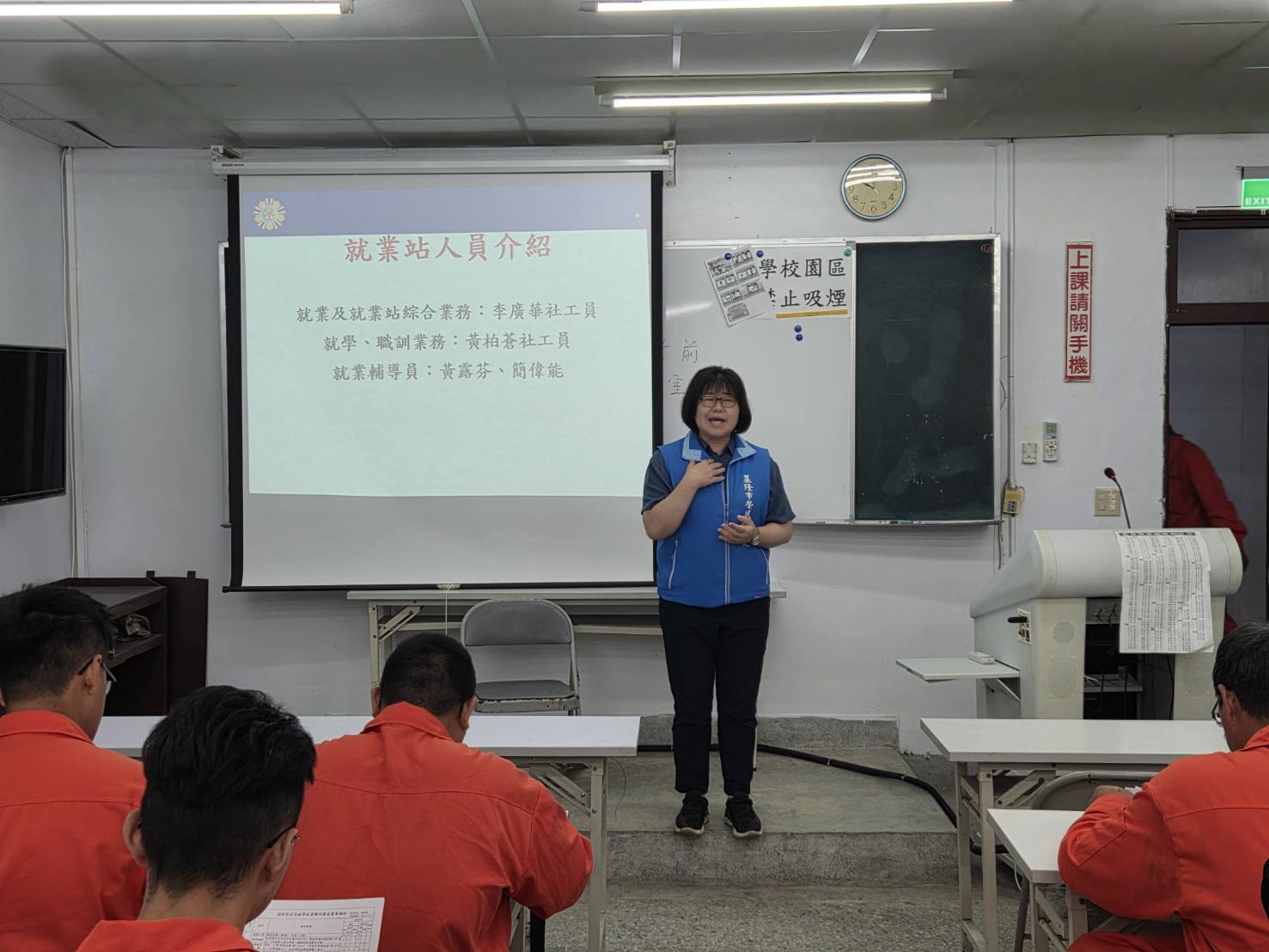 周伊羚總幹事為中華航業人員訓練中心受訓袍澤說明就學就業職訓及促進就業穩定津貼相關補助