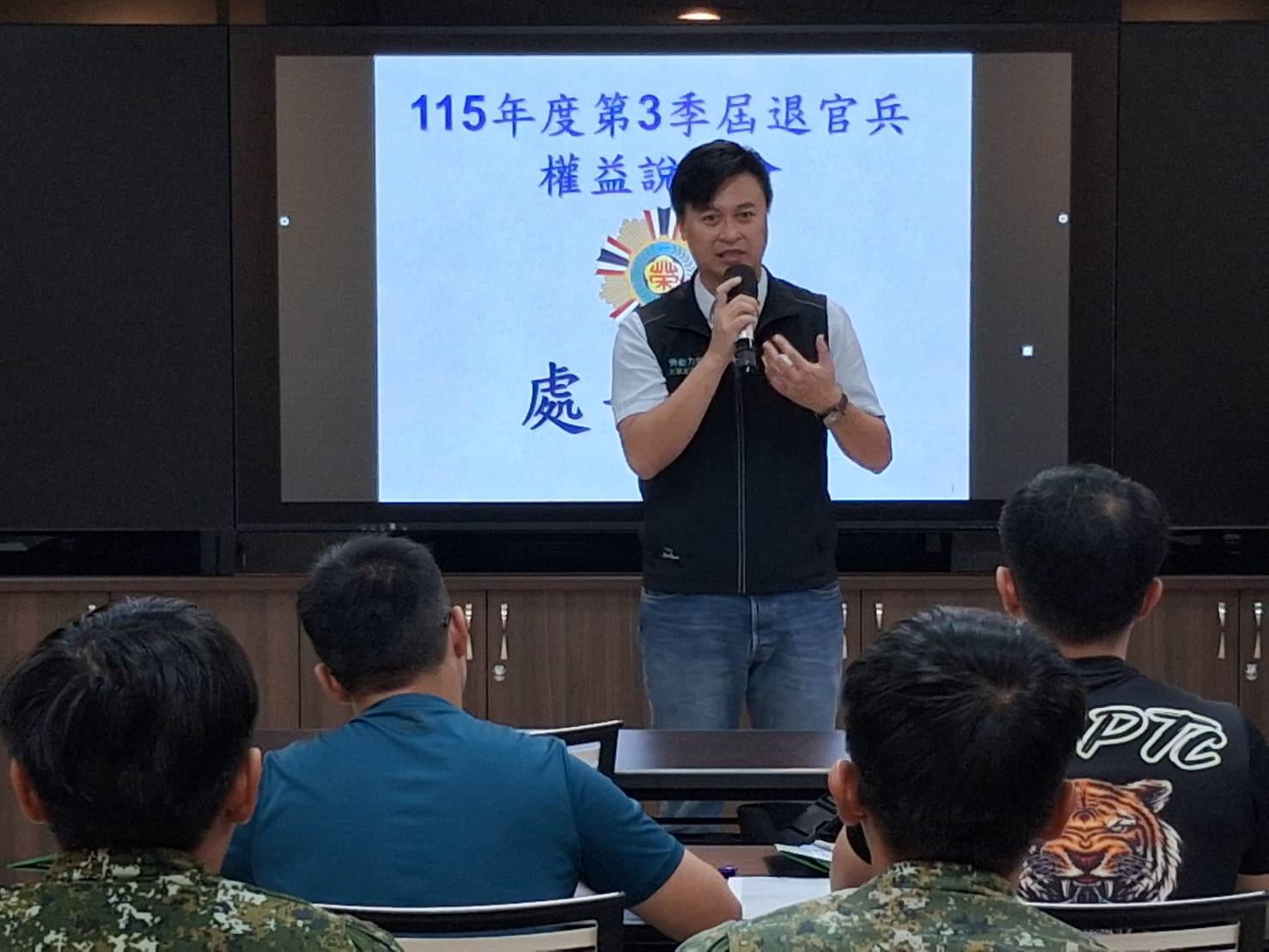 圖三金門就業中心黃雨舜主任致詞,說明就業中心各項輔導措施,預祝屆退官兵順利接軌職場