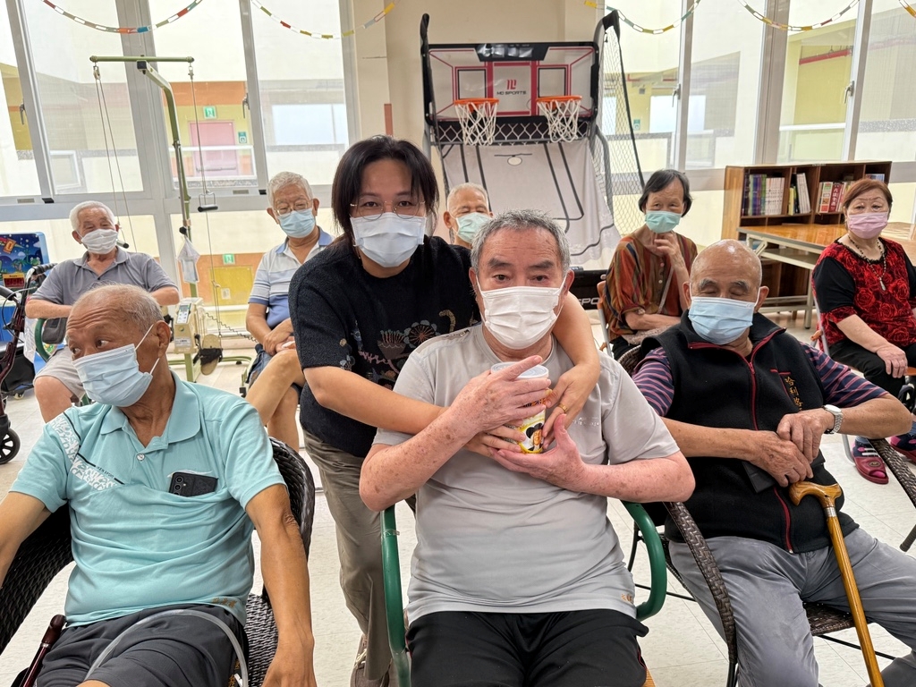 秘書室主任(左)頒獎給住民