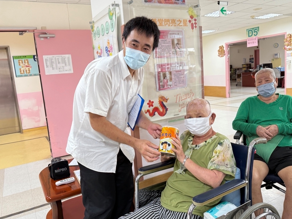 輔導組組長(左)頒獎給住民