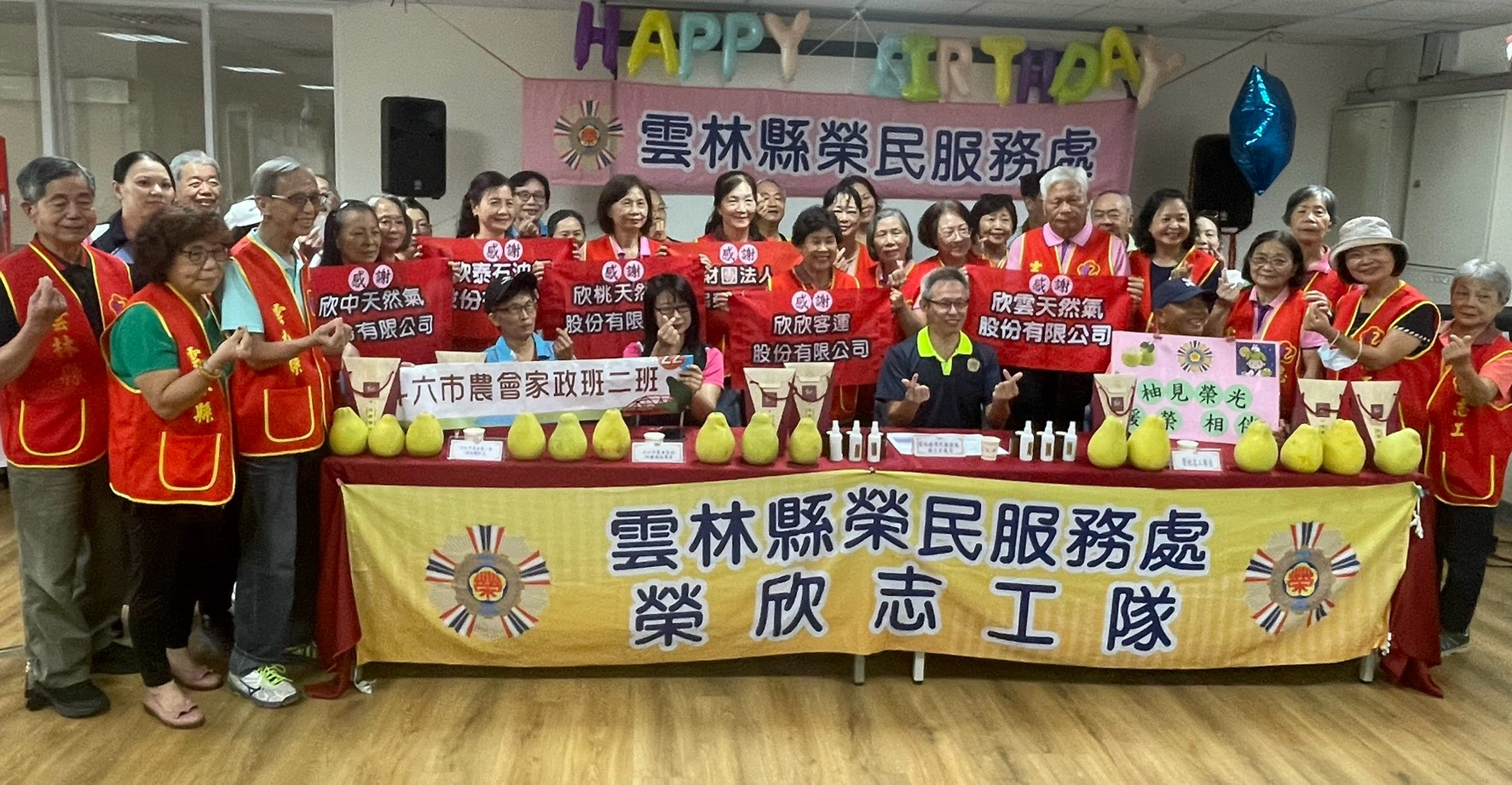 蘇文玄處長(中)與參加「柚見榮光、暖榮相伴」系列榮民眷及志工大合照