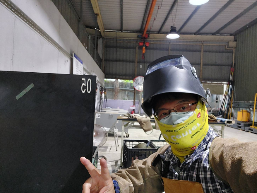 (圖2) 姜泰寧參加手工電焊課程中的燒焊練習