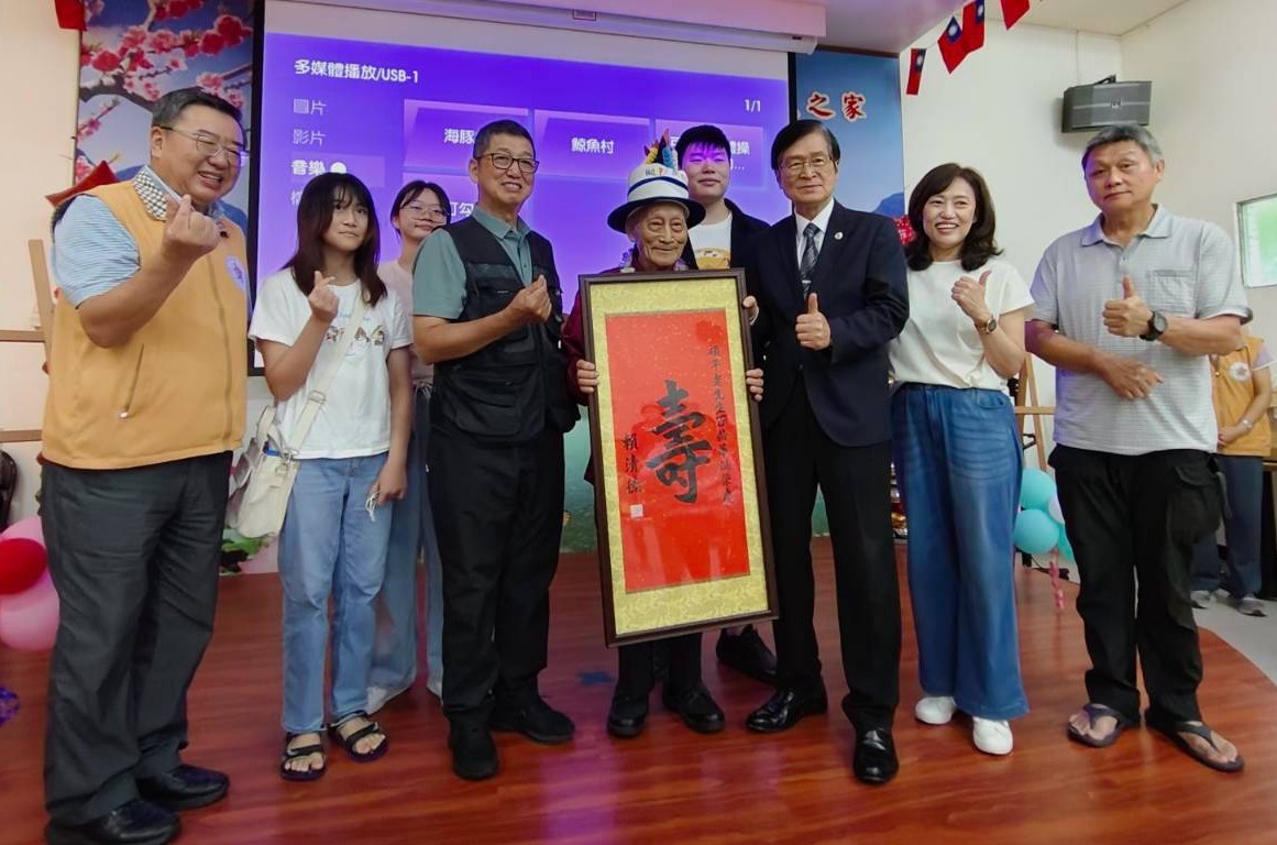 愛與掌聲齊揚 嚴主委蒞臨主持高雄榮家為祖伯伯慶賀百歲嵩壽暨慰勉榮光非洲鼓隊
