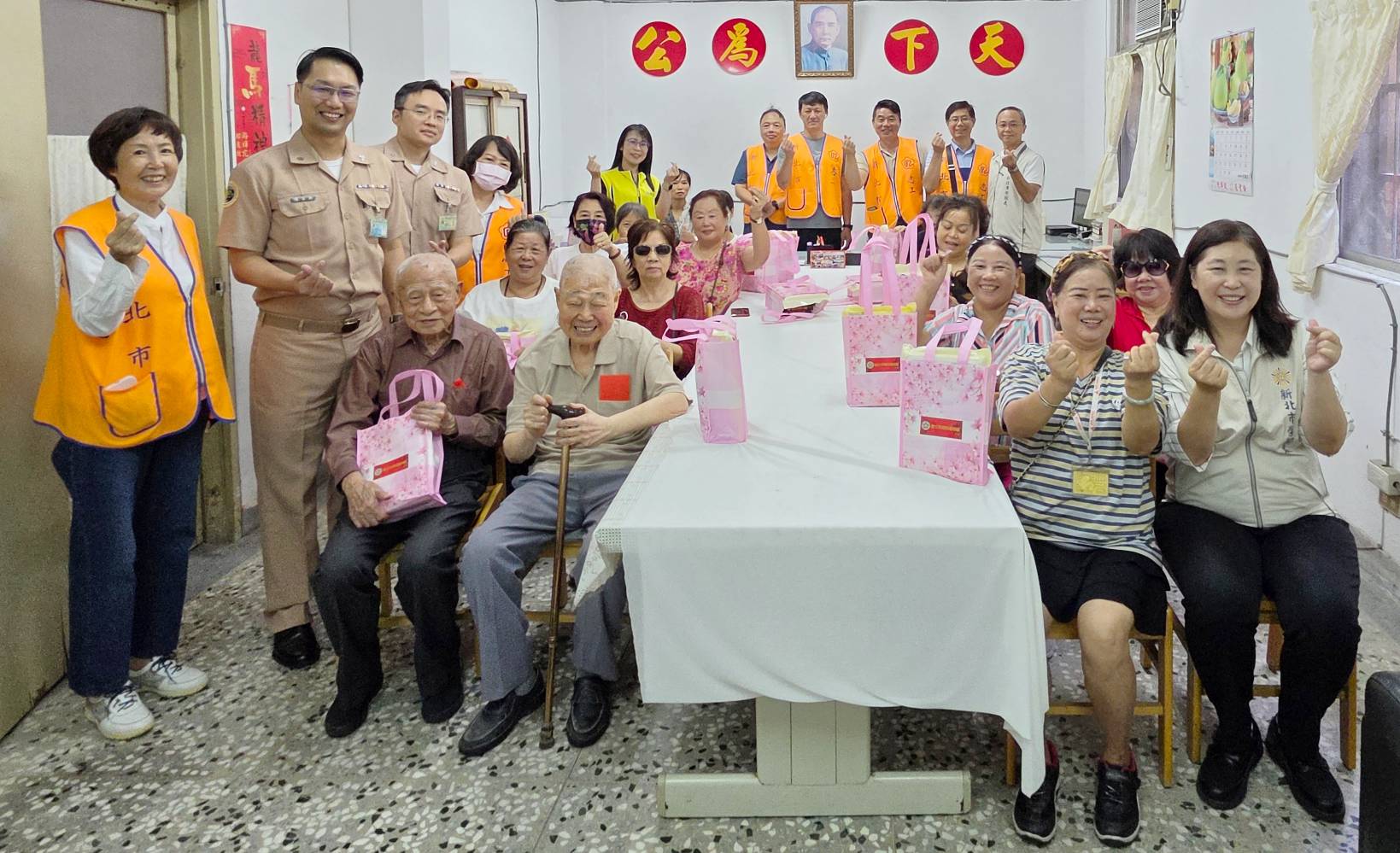 ▲新北市榮服處總幹事吳曉慧(前排右1)偕同海軍通信系統指揮部指揮官陳玄勳上校(前排左2)、板橋榮家代表等一行人,於秋節前夕赴中和區國軍單身退員宿舍「中和新莊退舍」,共同訪慰年長榮民前輩。