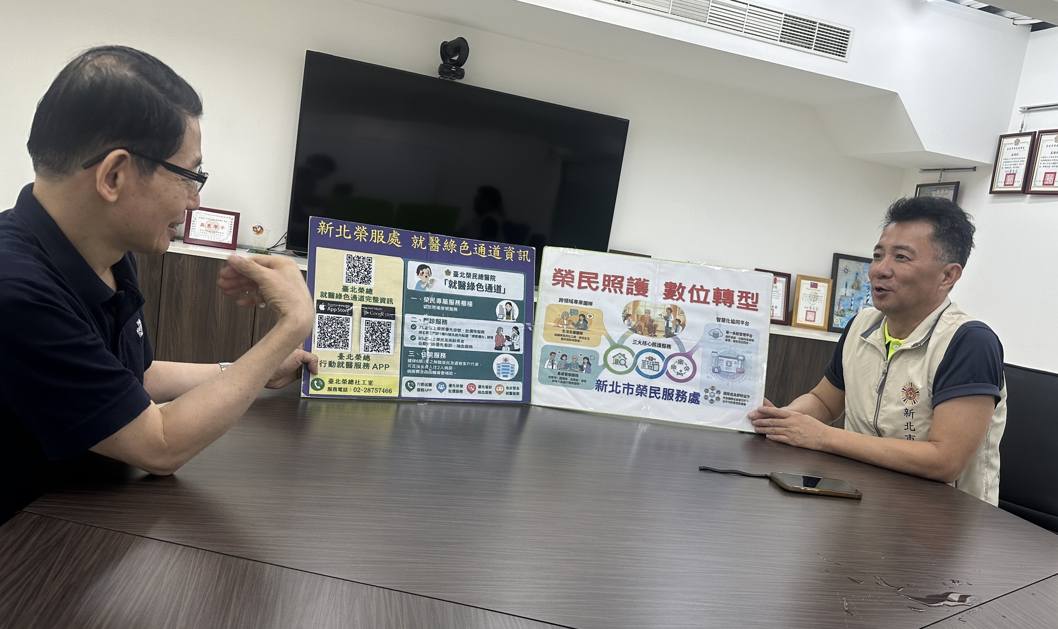 ▲處長陳立中(右)向安德烈基金會執行長羅紹和將軍(左)宣導綠色通道以及醫療數位轉型。/新北榮服處提供。