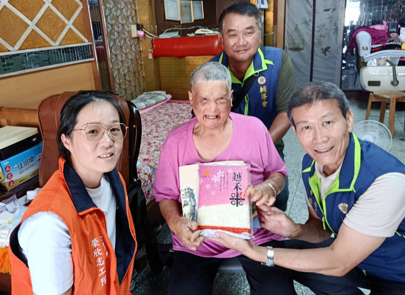 圖三李全順總幹事(右)將贈送物資送給榮民楊婆婆