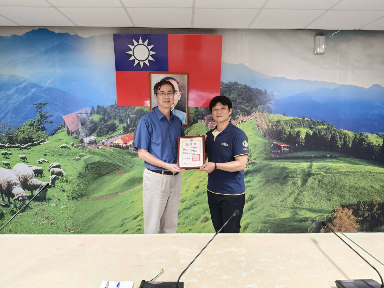 圖1:家主任李秦強(圖左)頒發講師感謝狀