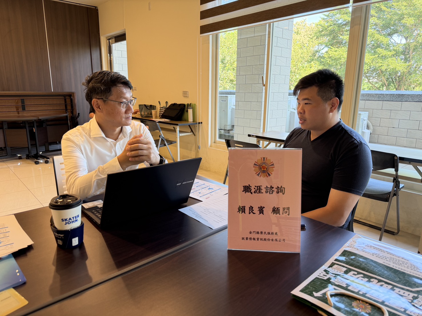 圖五職涯諮詢顧問賴良賓老師於說明會現場依屆退官兵職業適性評量給予職涯規劃建議