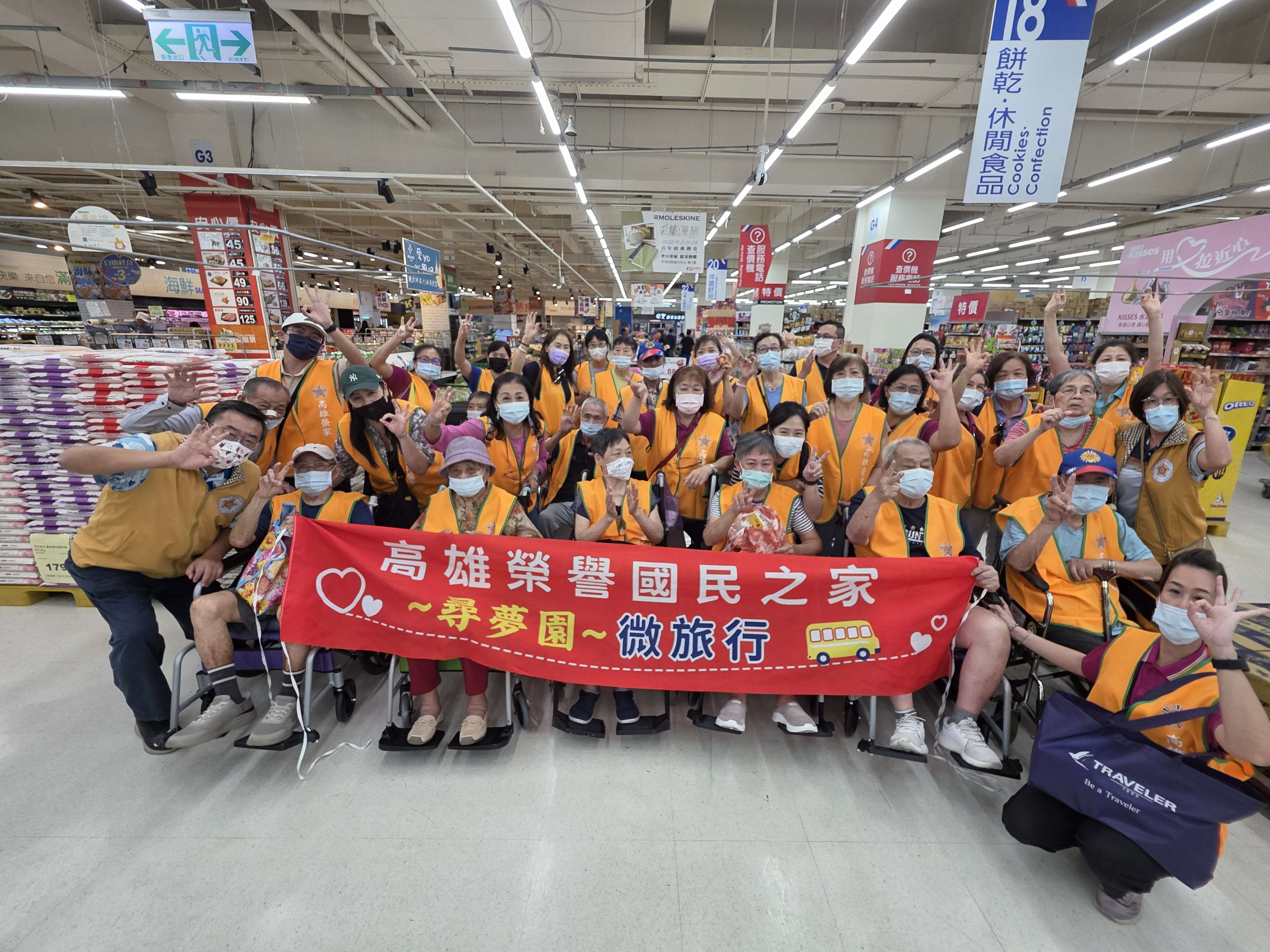 尋夢中秋採買趣 樂活人生月有趣  高雄榮家尋夢園陪伴長輩走出園區、享受生活