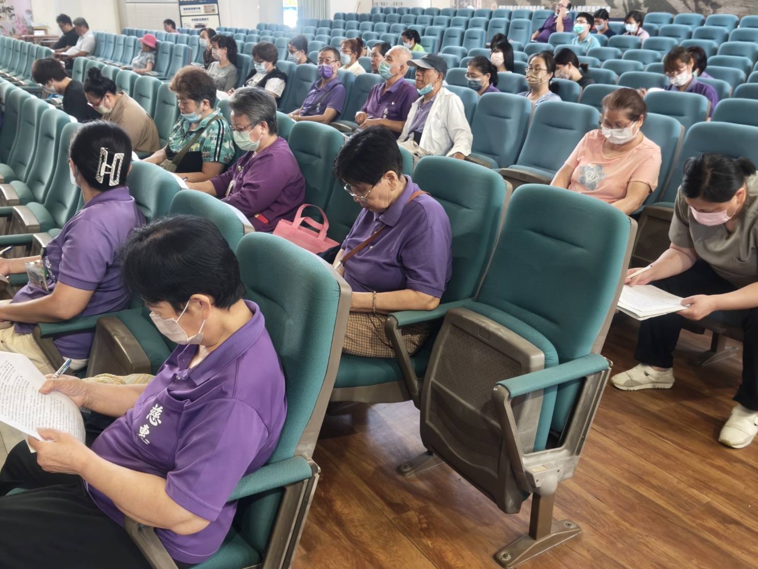 學員認真上課作筆記